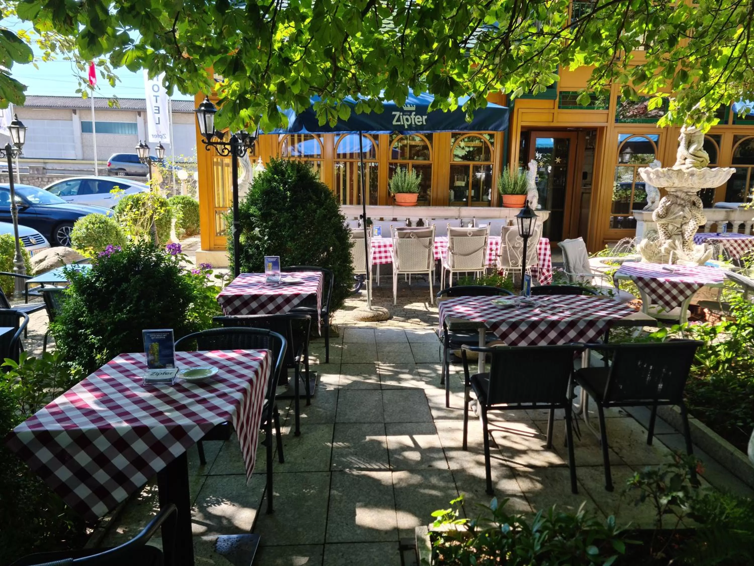 Restaurant/places to eat in Höckner Plaza Hotel