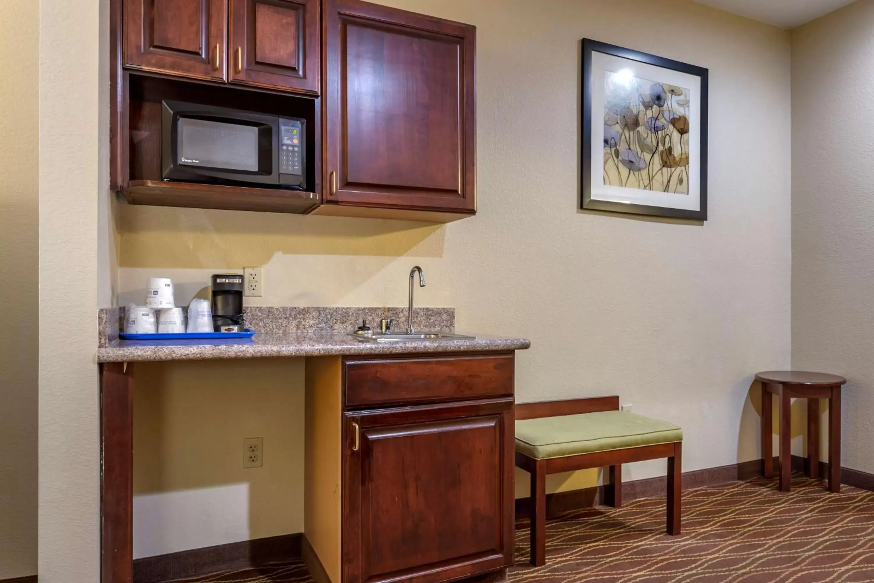 Bedroom, Kitchen/Kitchenette in Best Western Plus Springfield Airport Inn