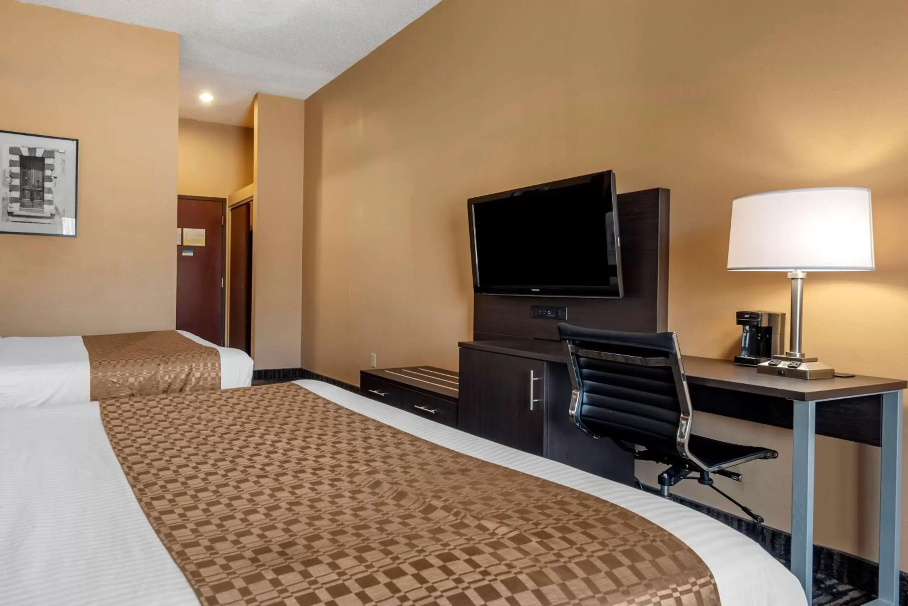 Photo of the whole room, TV/Entertainment Center in Best Western the Inn at the Fairgrounds