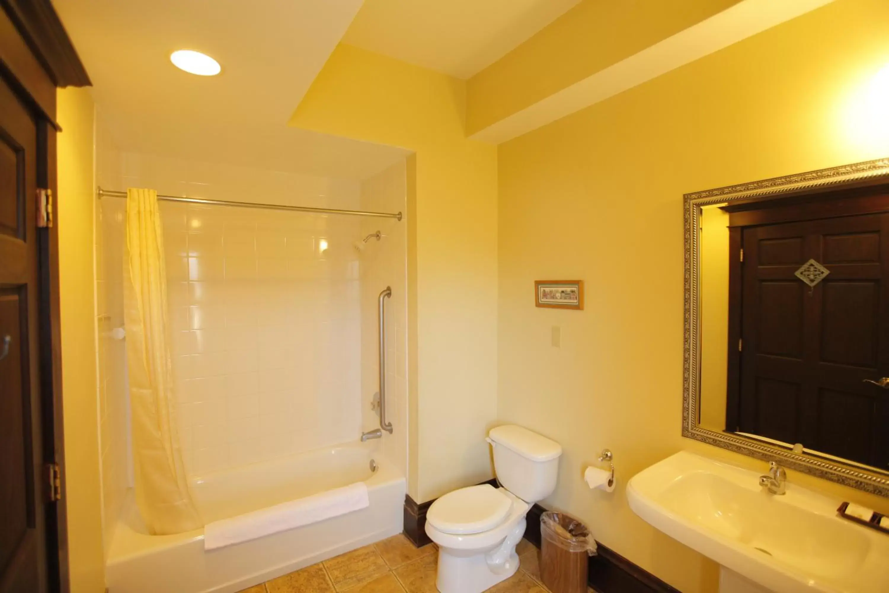 Shower, Bathroom in Santa Paula Inn