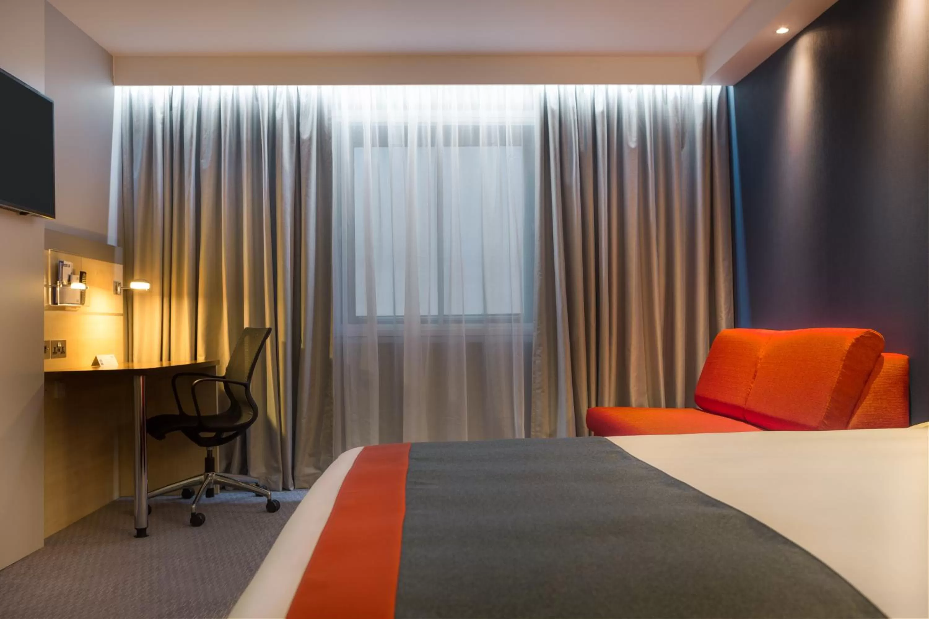 Photo of the whole room, Bed in Holiday Inn Express London - Watford Junction by IHG