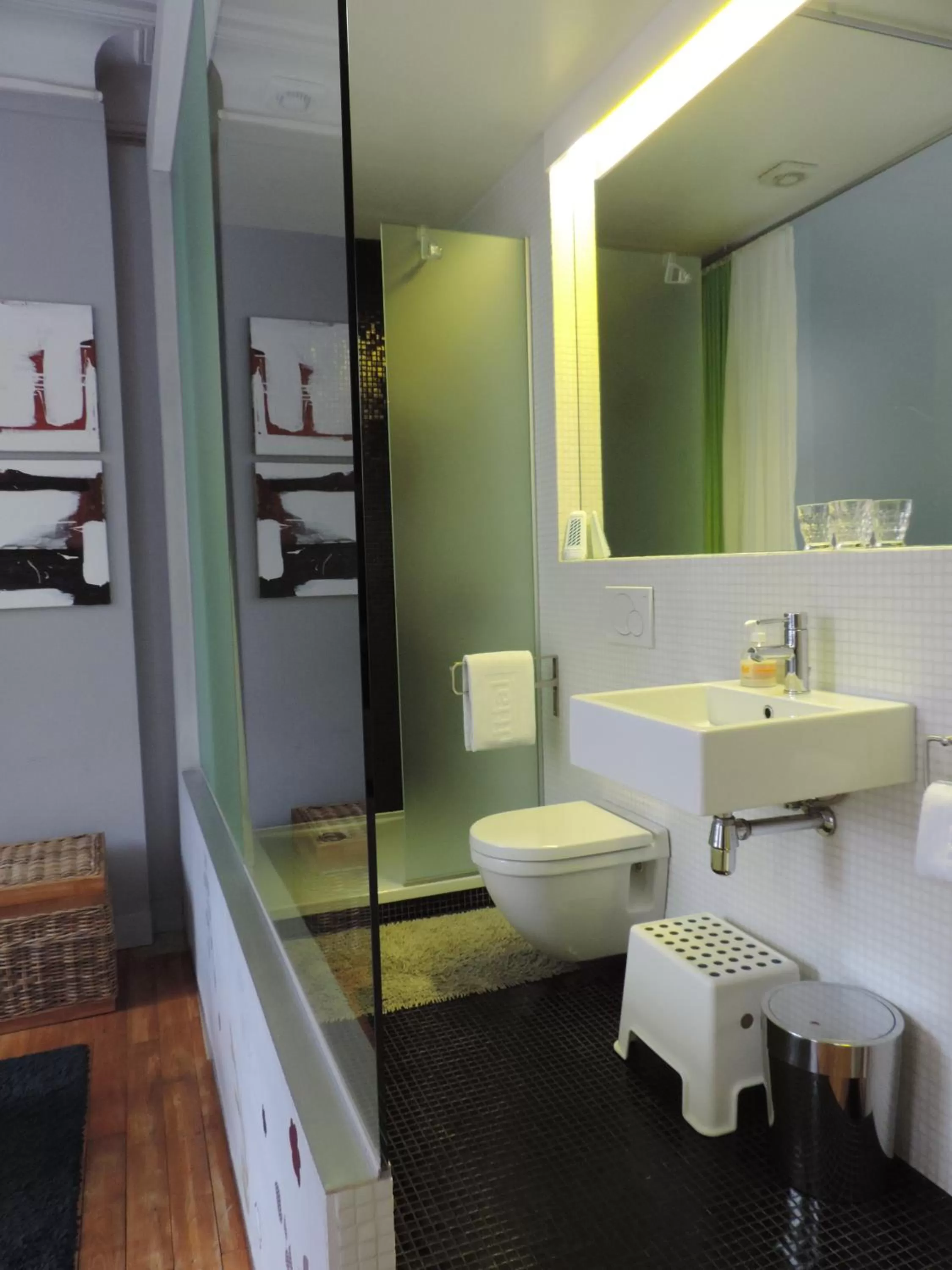 Toilet in B&B Lodging At 8