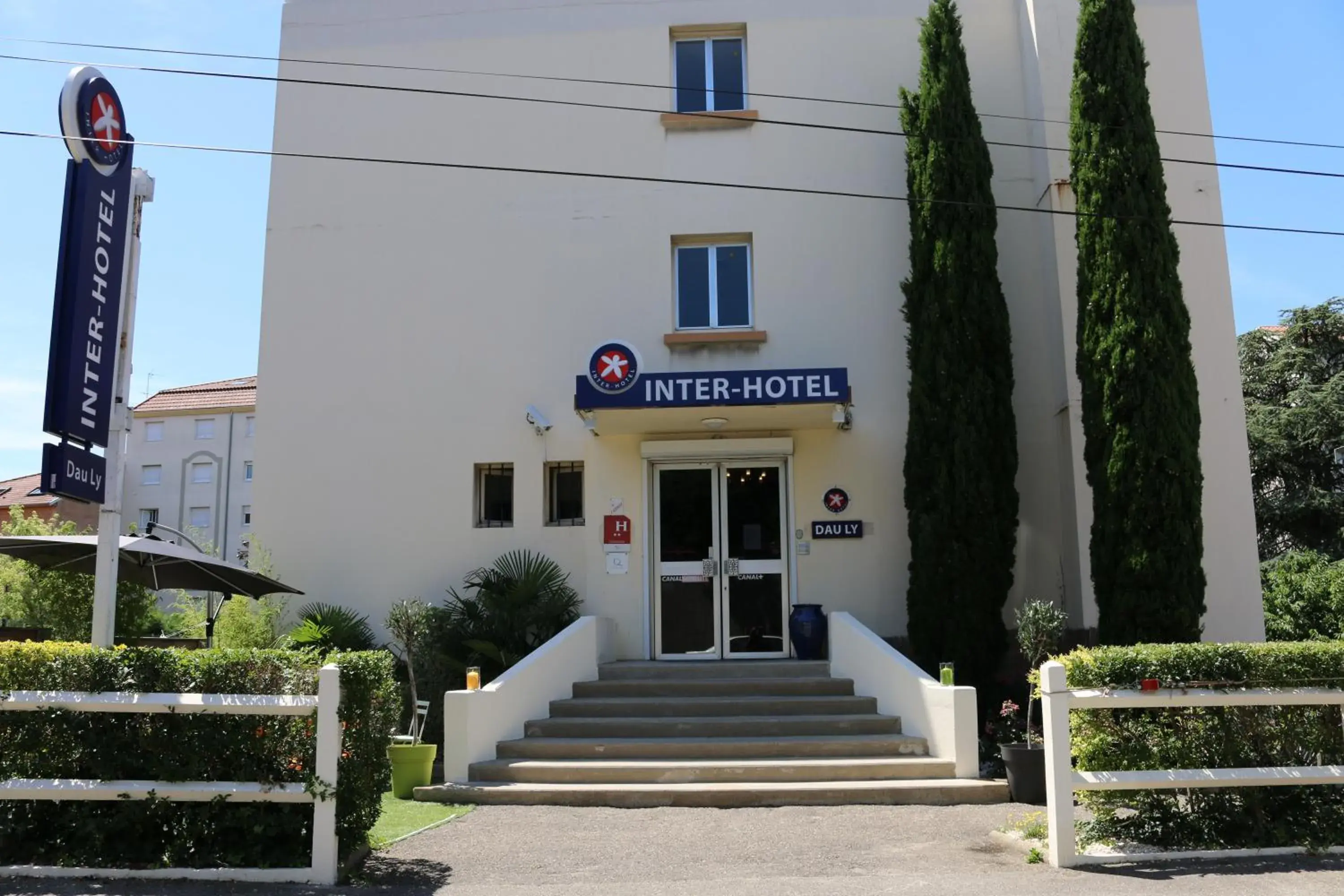 Facade/entrance in The Originals City, Hôtel Dau Ly, Lyon Est Facade/entrance in The Originals City, Hôtel Dau Ly, Lyon Est