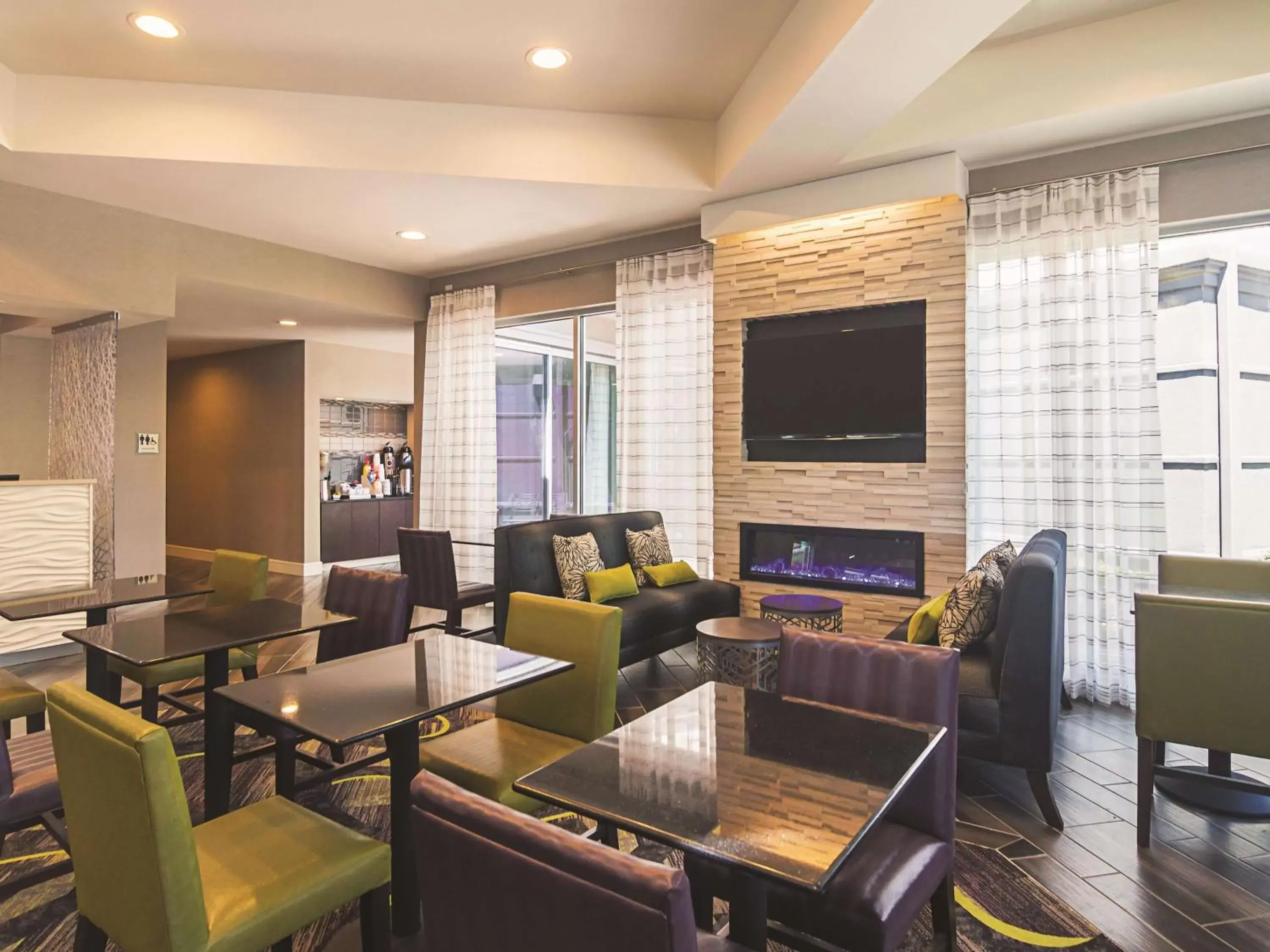 Lobby or reception, Lounge/Bar in La Quinta by Wyndham Oklahoma City - NW Expwy