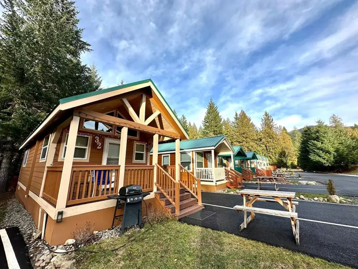 Property Building in Packwood Lodge & Cabins