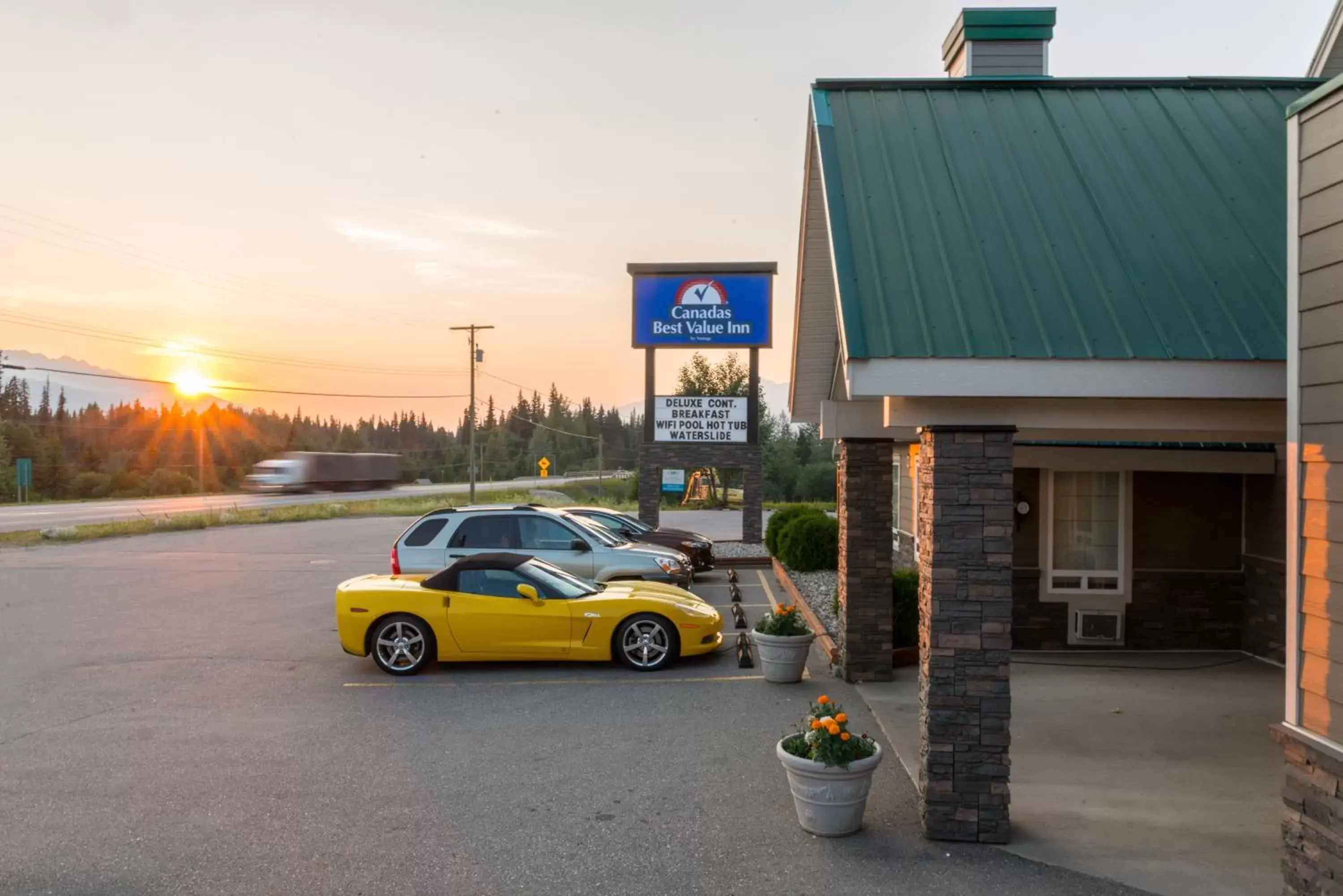 Sunset, Property Building in Canadas Best Value Inn Valemount