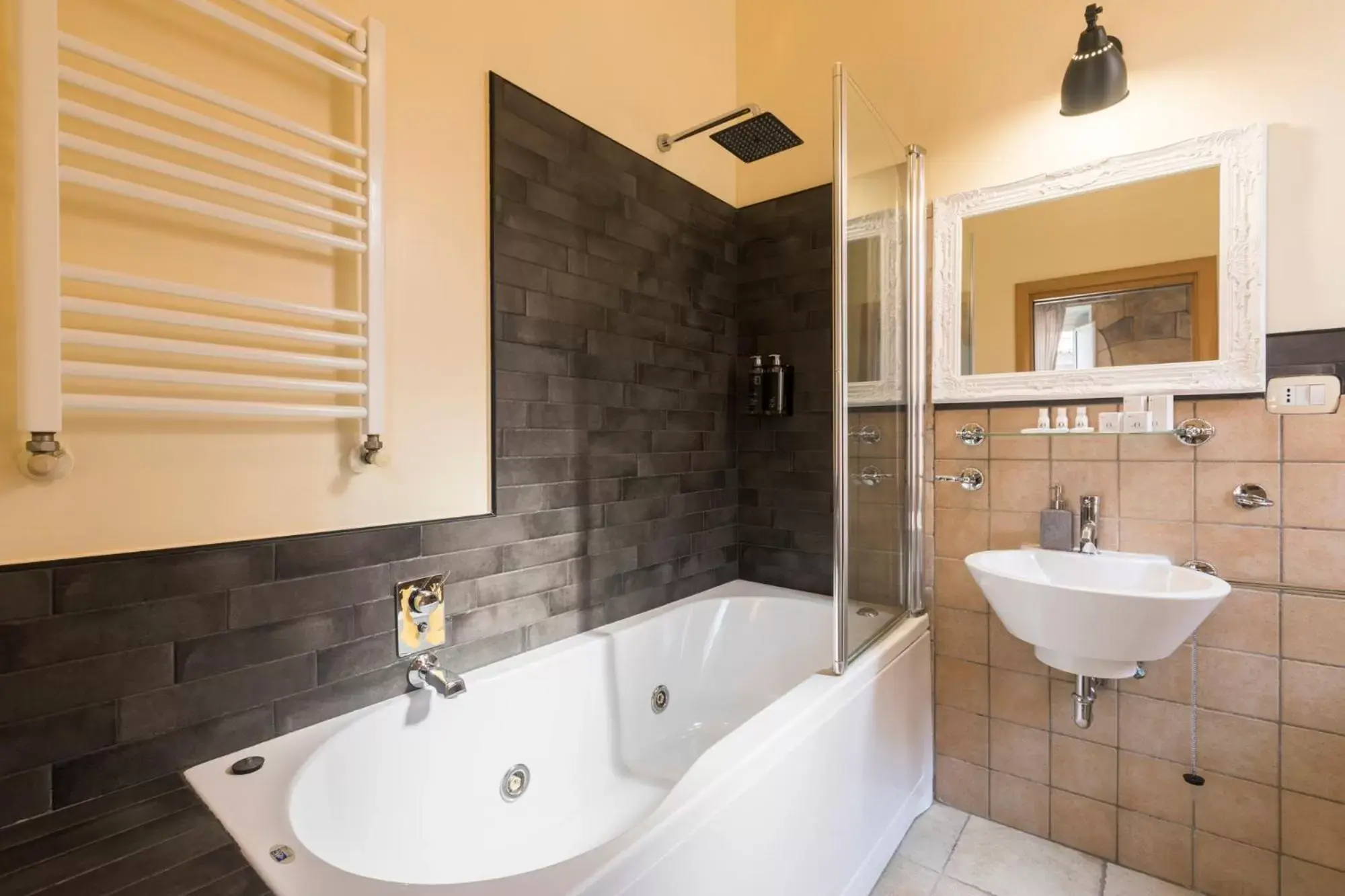 Hot Tub, Bathroom in B&B Suites Trastevere