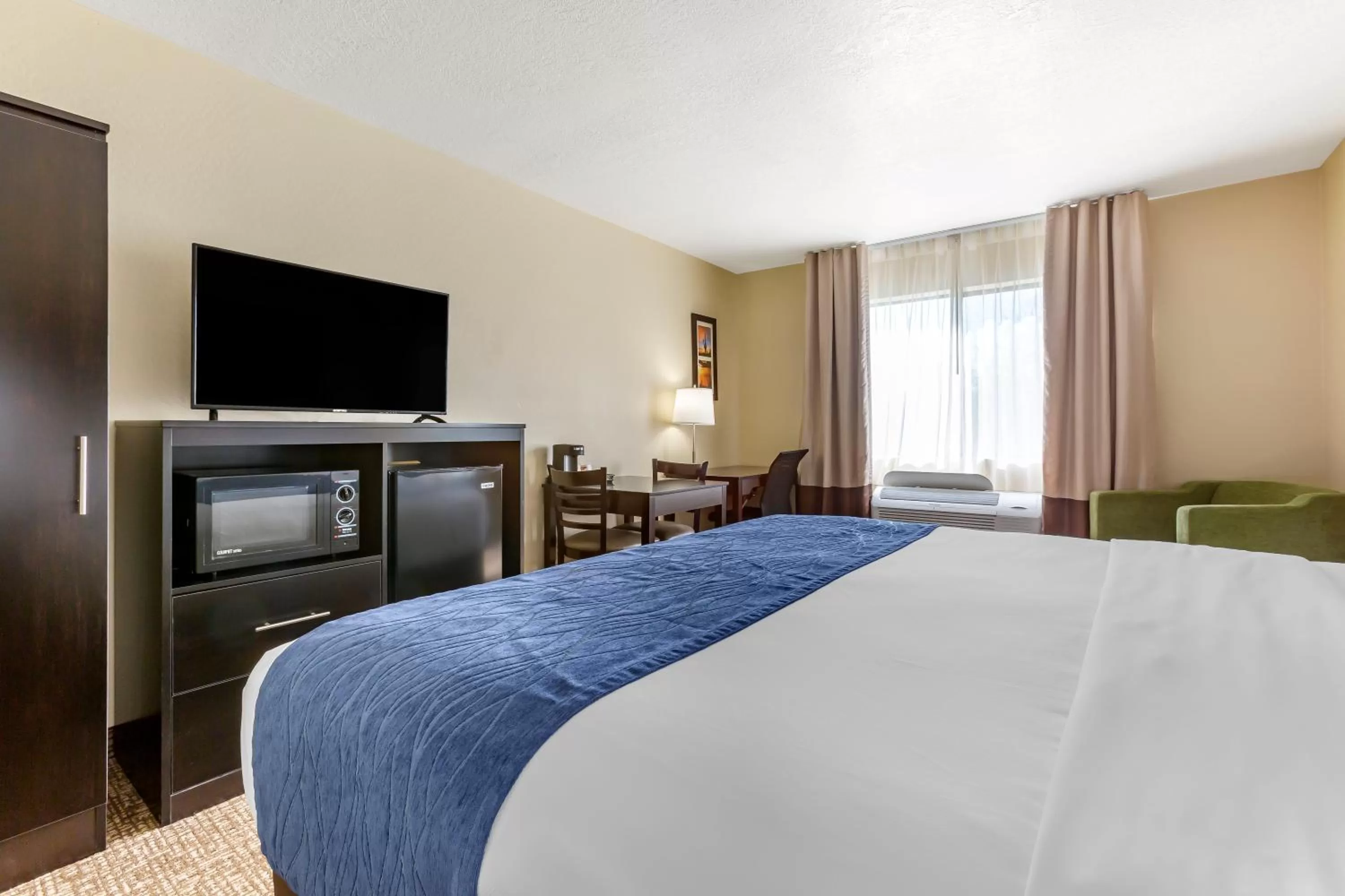 Bed in Comfort Inn & Suites Surprise Near Sun City West
