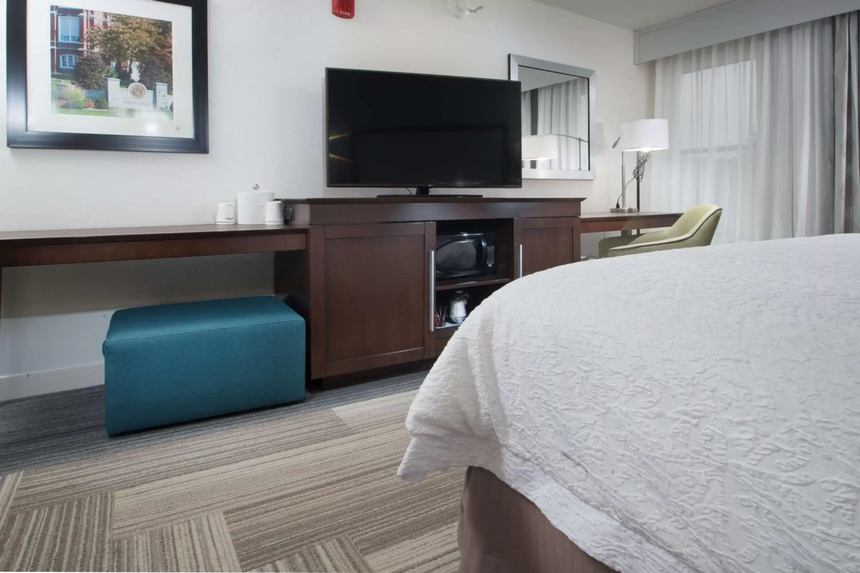 Bedroom, TV/Entertainment Center in Hampton Inn Tiffin