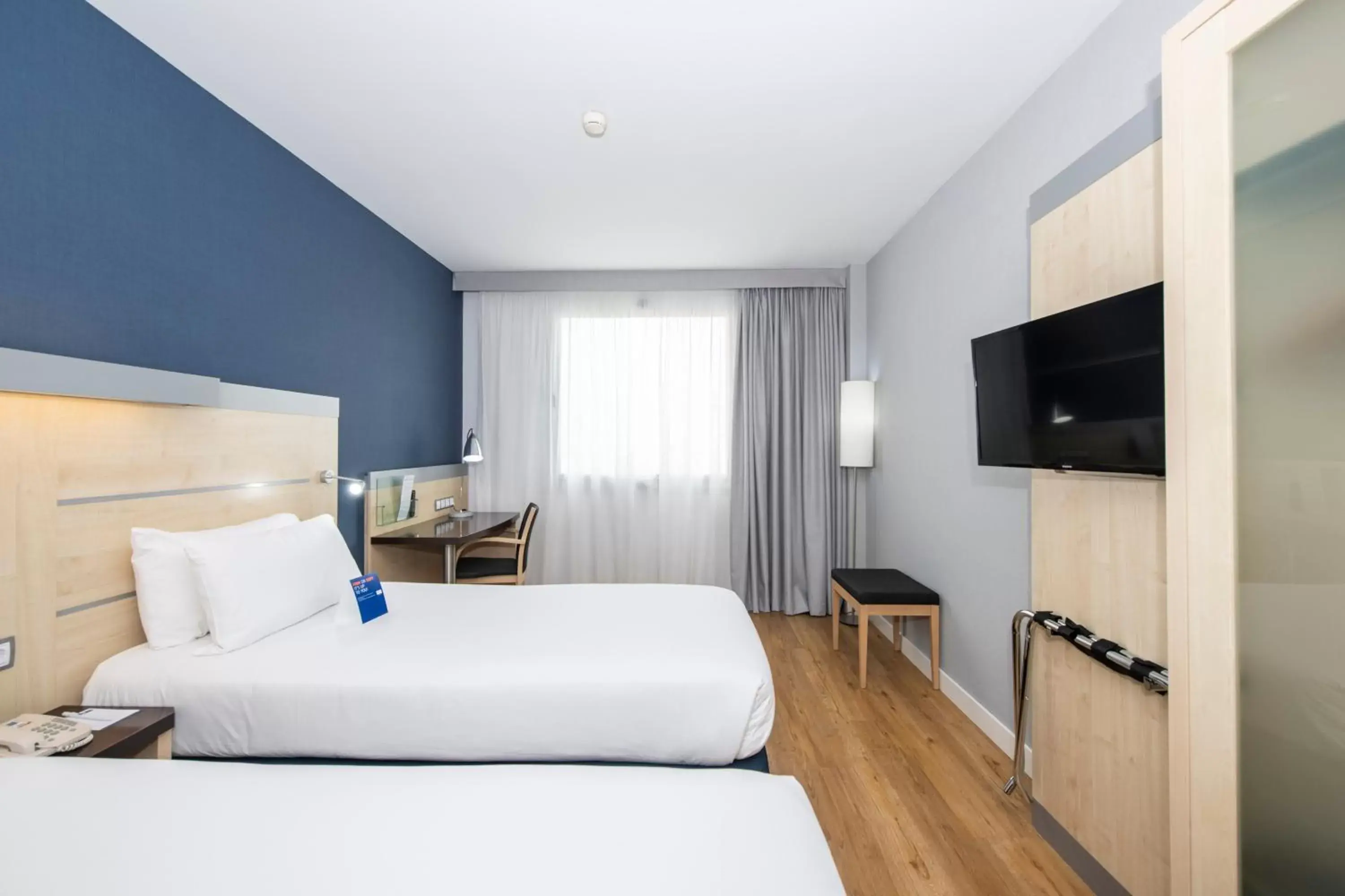 TV and multimedia, Bed in Holiday Inn Express Barcelona City 22@, an IHG Hotel