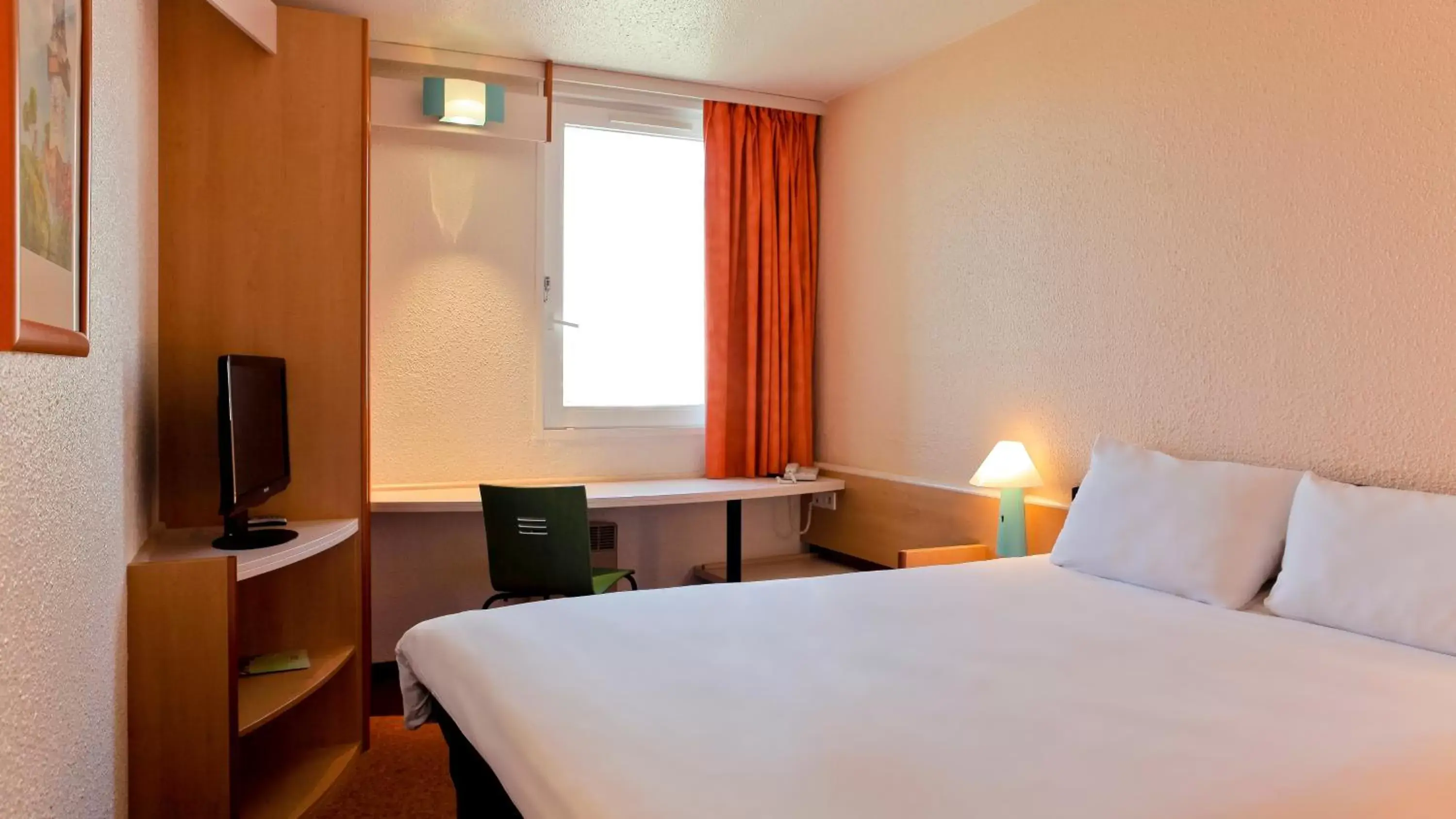 Bed in ibis Paris Montmartre Sacré-Coeur Bed in ibis Paris Montmartre Sacré-Coeur