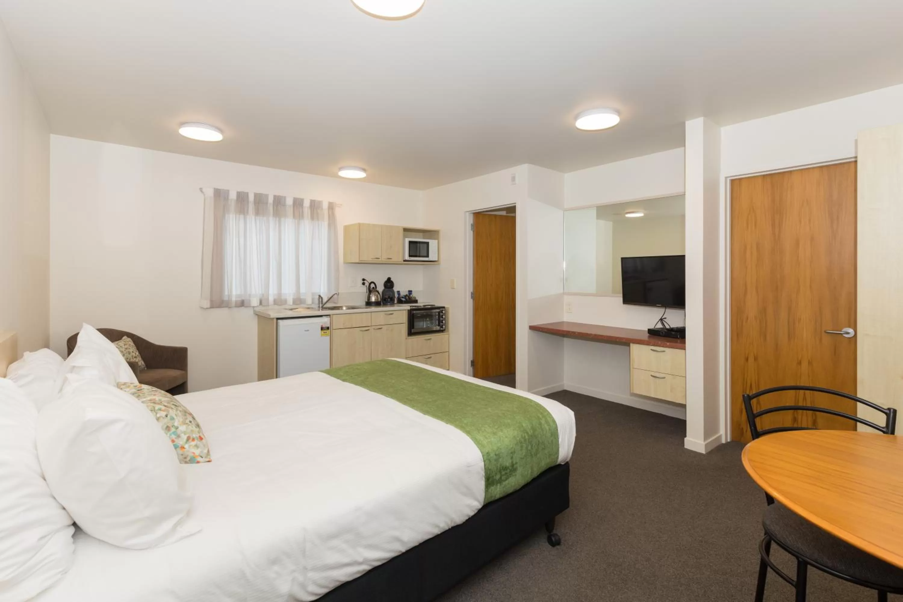 Kitchen or kitchenette, Bed in Bella Vista Motel Dunedin