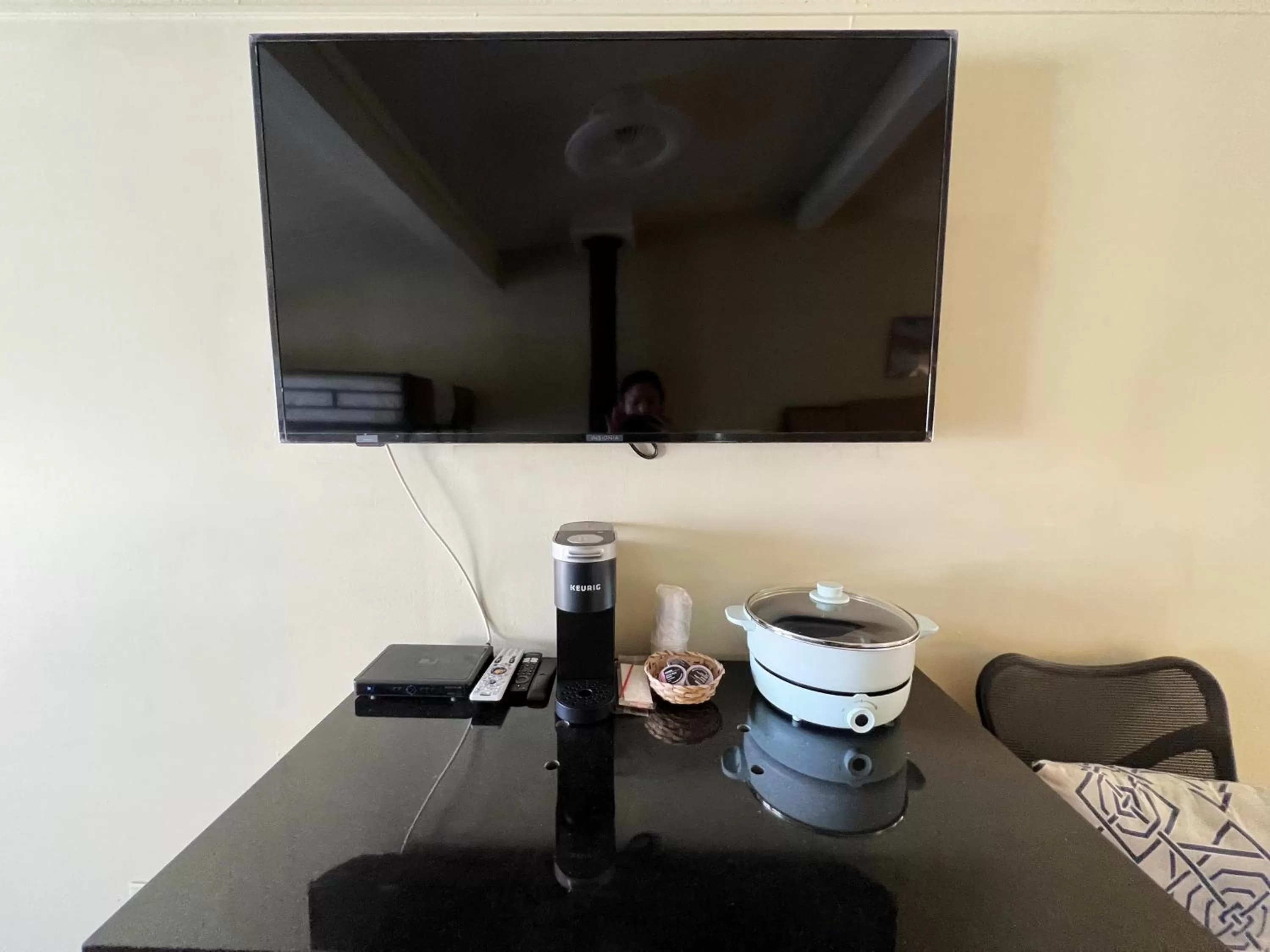 TV and multimedia in OMEO Suites Big Bear