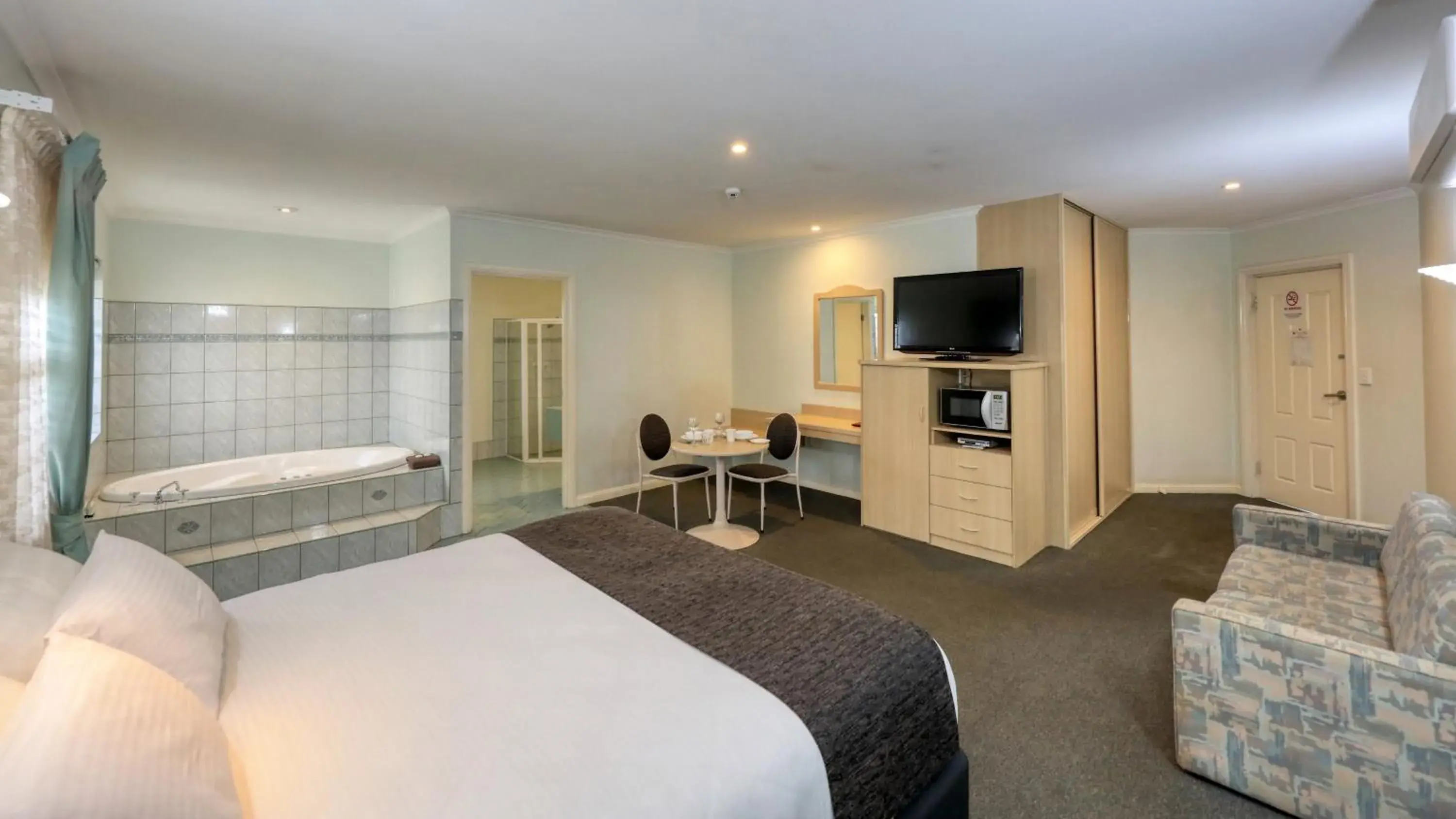 TV and multimedia, Bed in Charles Rasp Motor Inn & Cottages TV and multimedia, Bed in Charles Rasp Motor Inn & Cottages