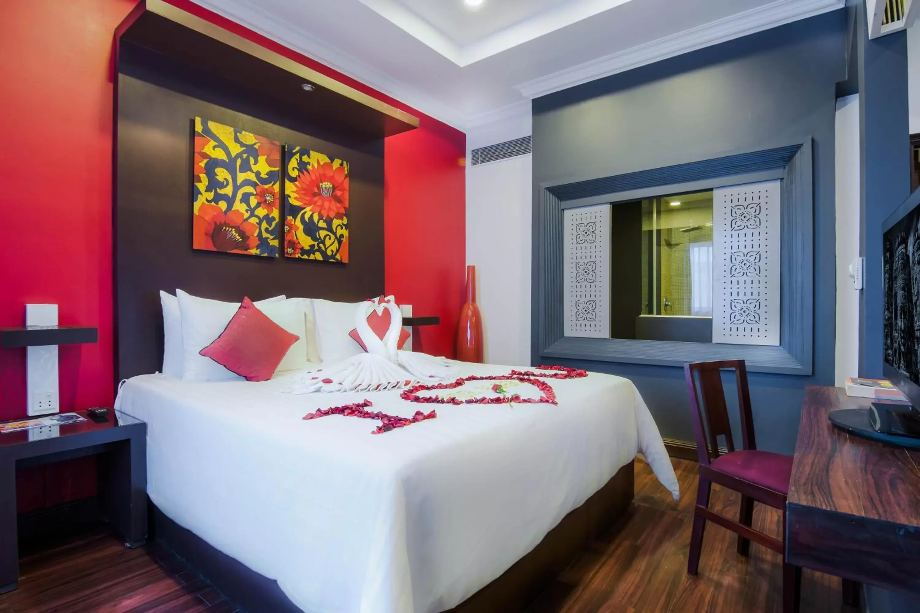 Text overlay, Bed in Memoire d' Angkor Boutique Hotel