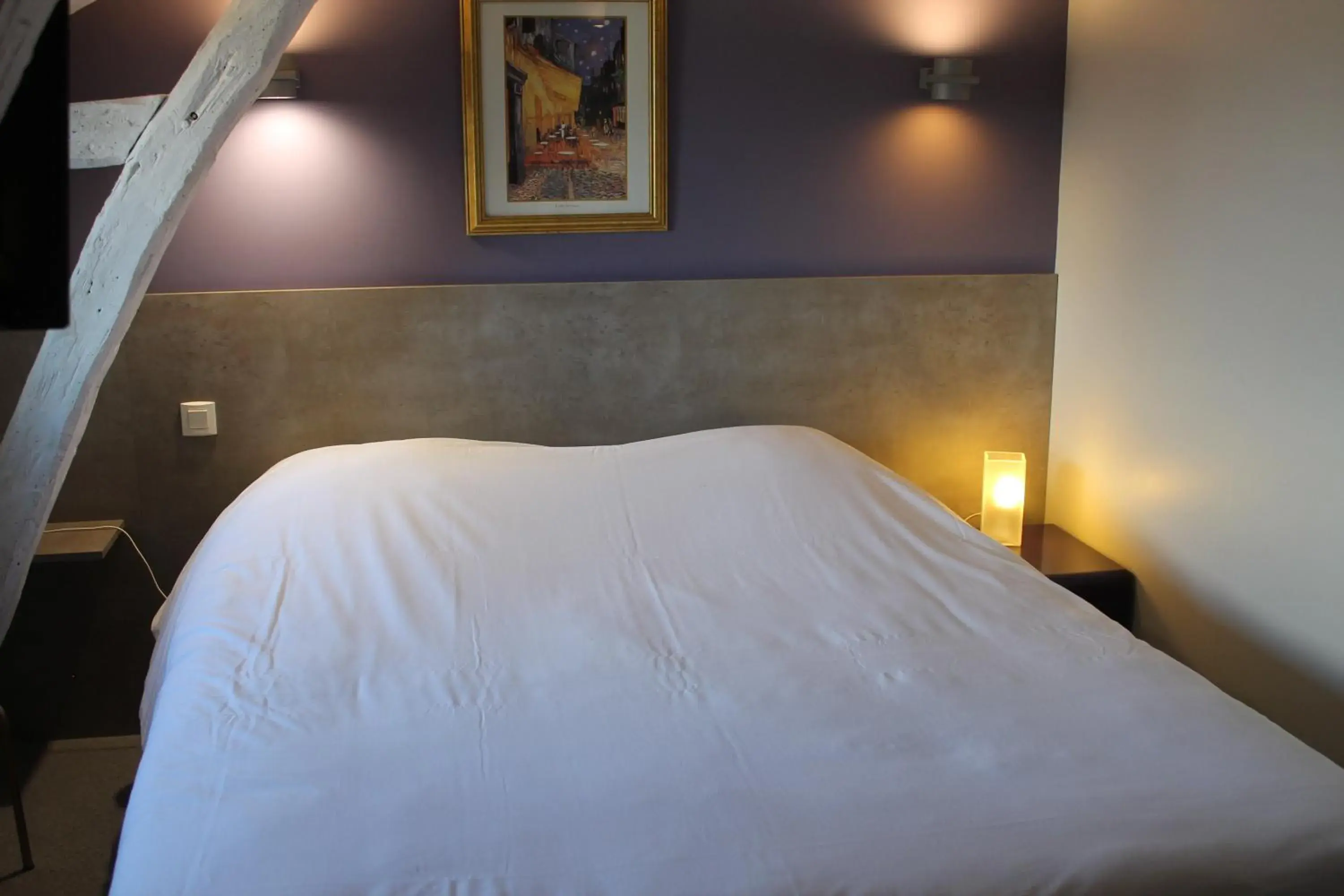 Bed in Logis Auberge de la Tour