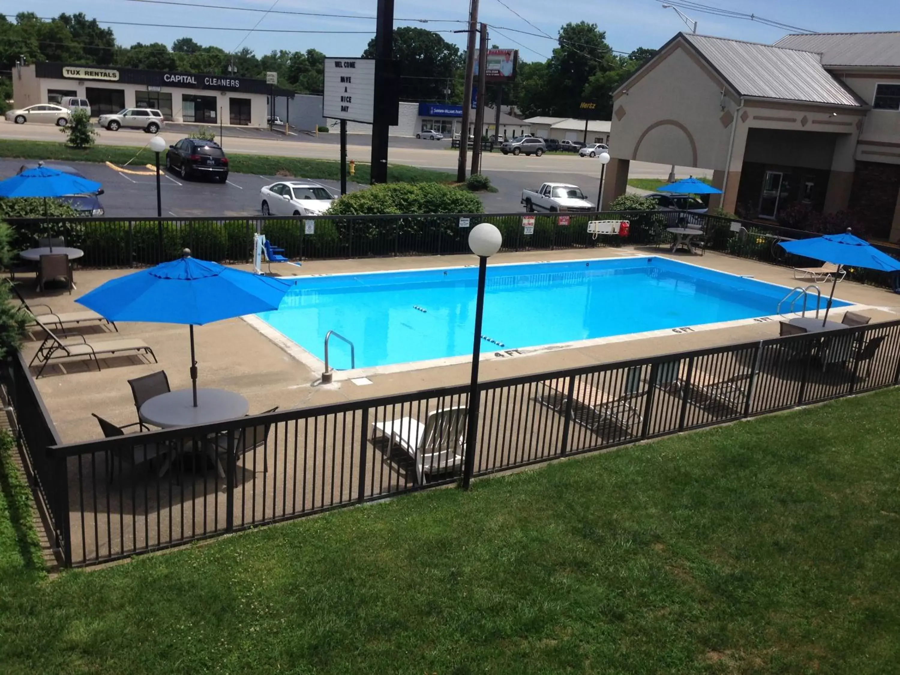 Swimming Pool in Bluegrass Inn