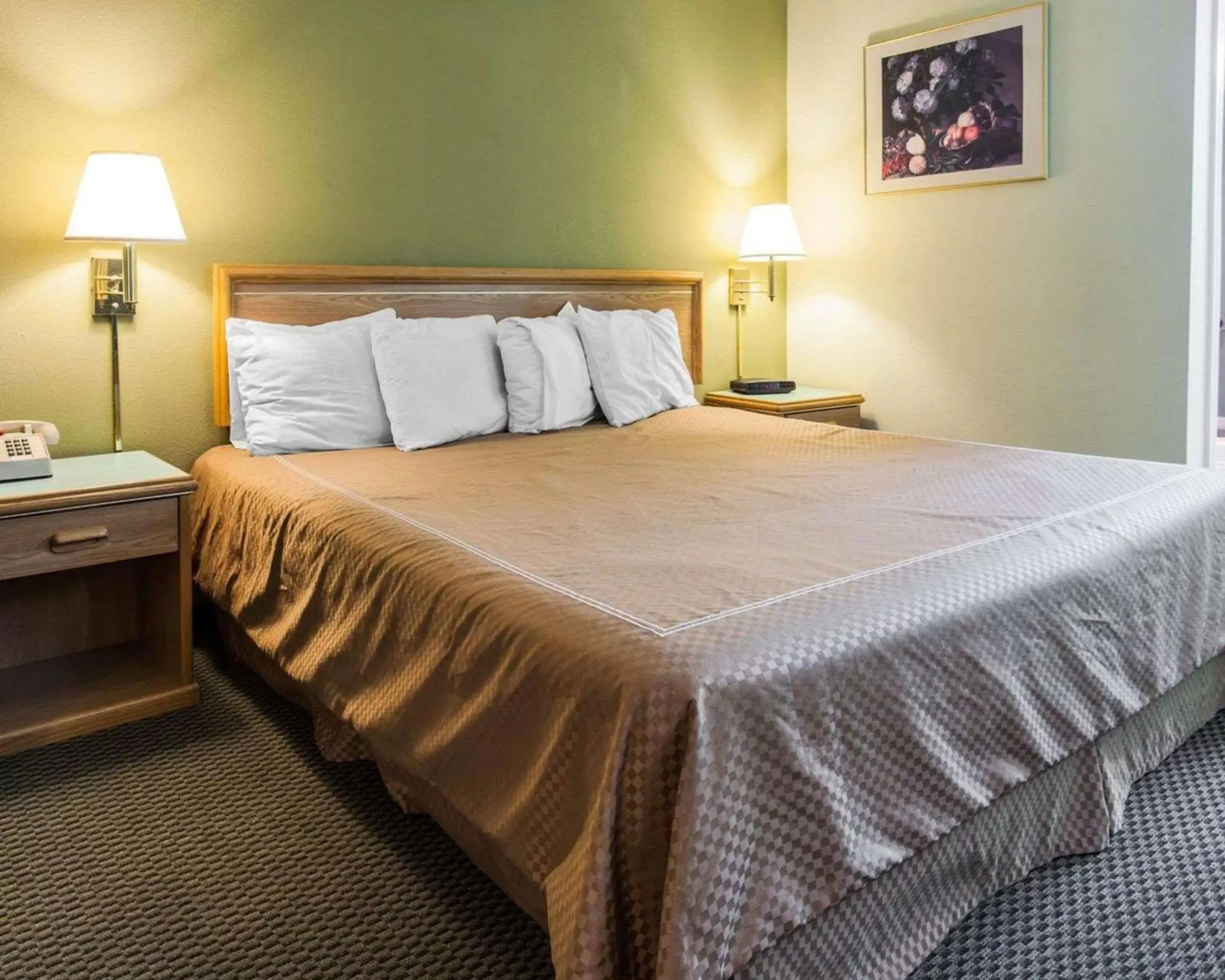 Photo of the whole room, Bed in Rodeway Inn Stevenson