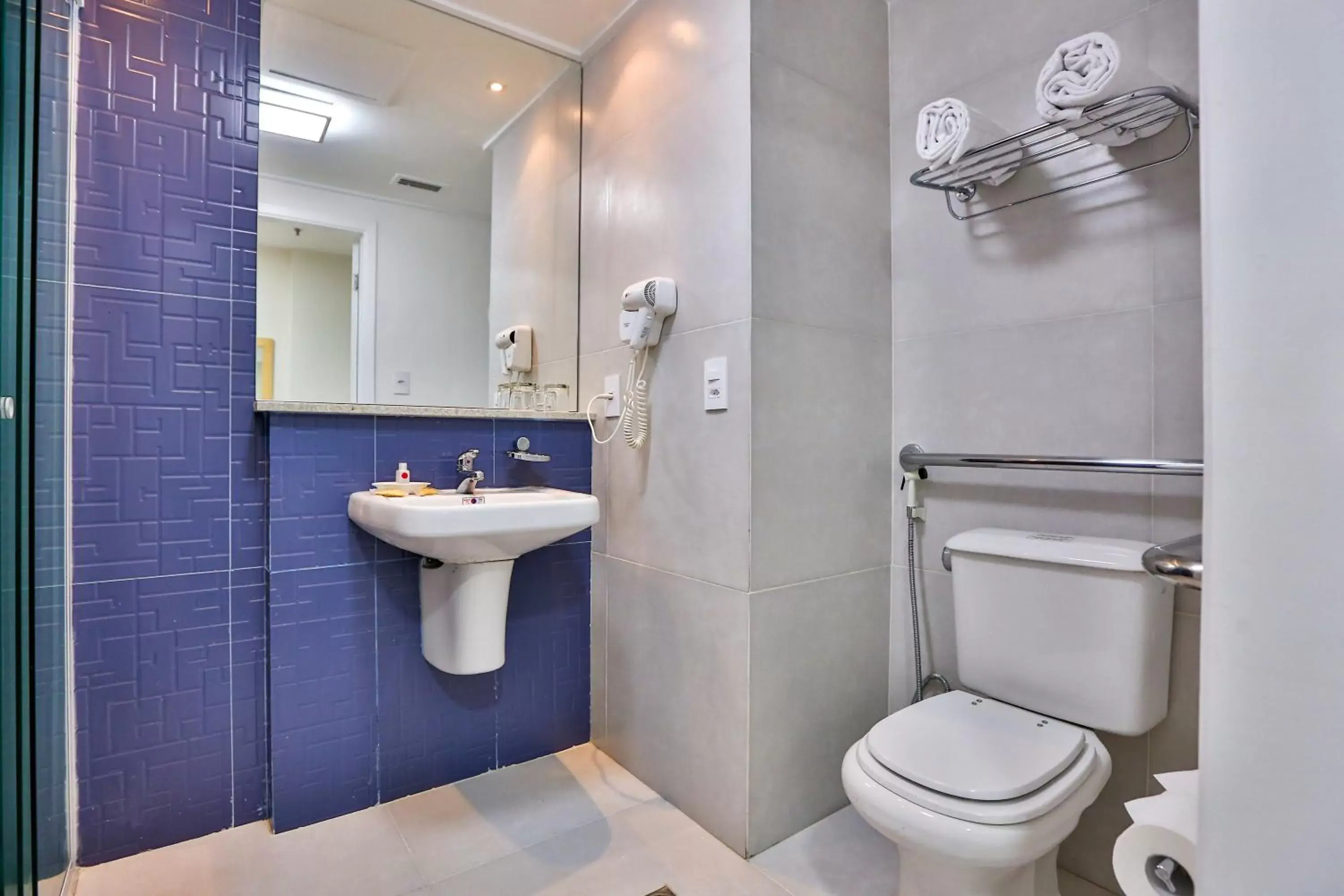Shower, Bathroom in Comfort Nova Paulista