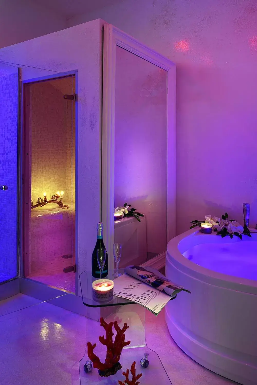 Hot Tub, Bathroom in Barbarella HOTEL SPA
