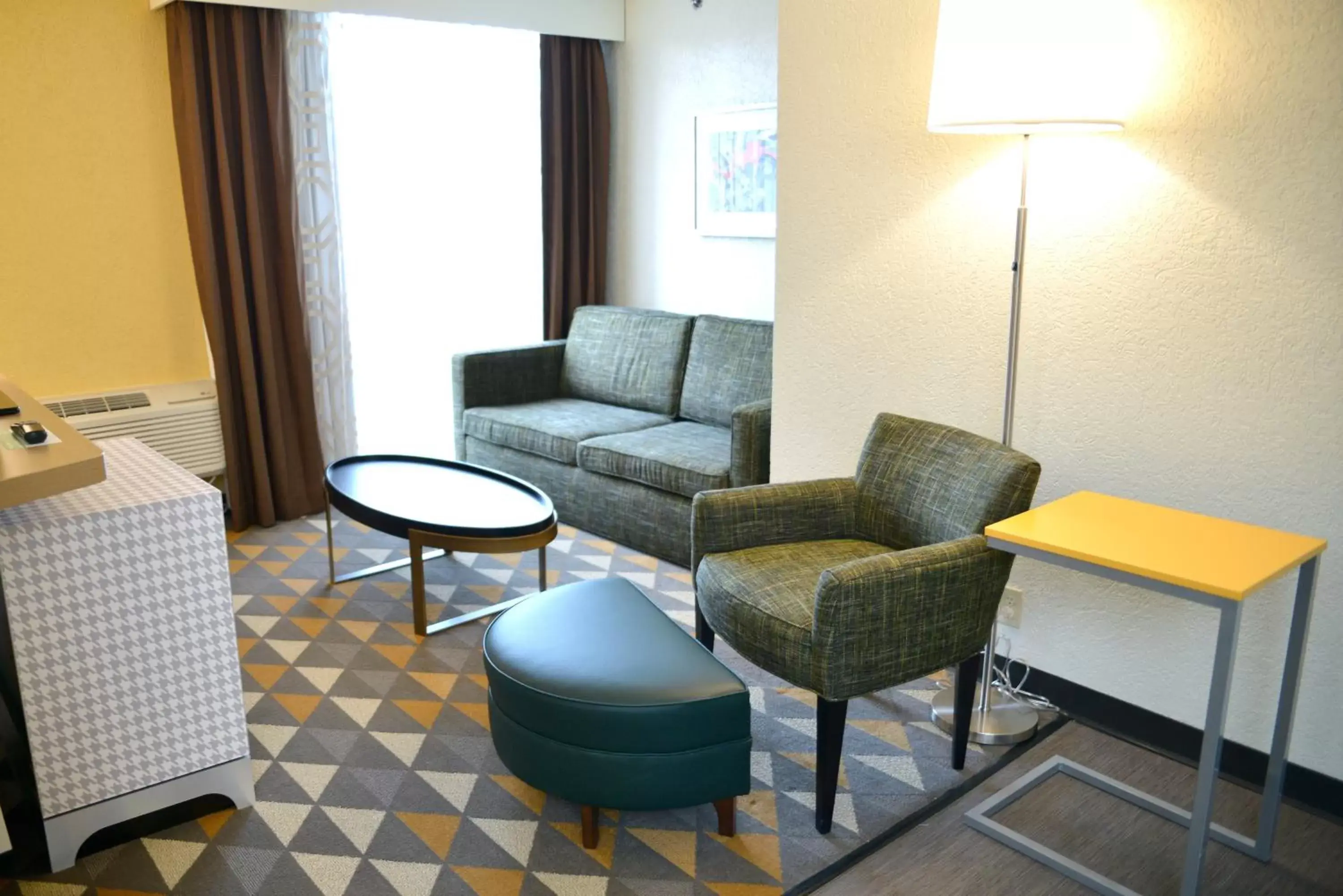 Bedroom, Seating Area in Holiday Inn Portland South/Wilsonville, an IHG Hotel