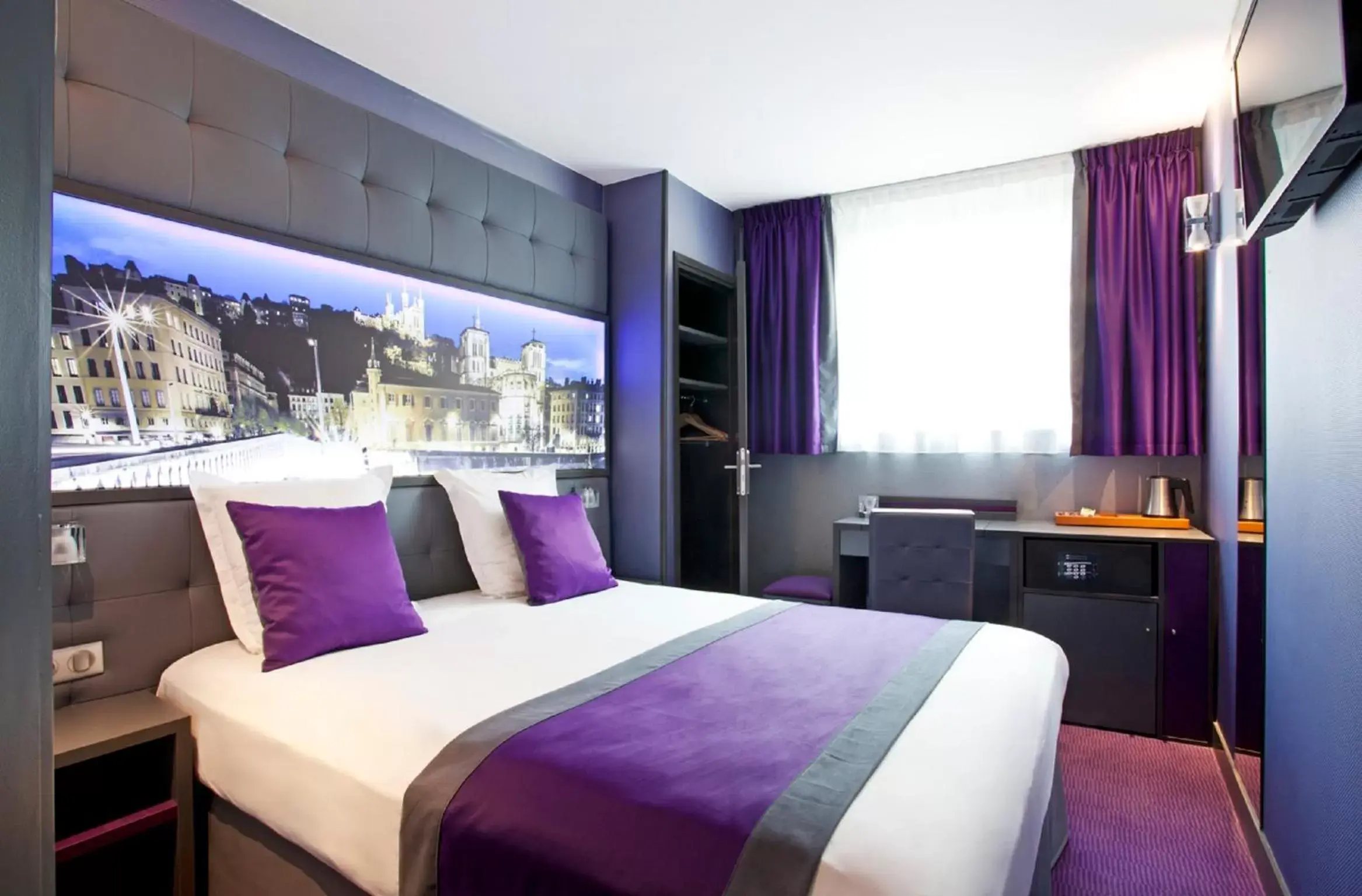 Bedroom, Bed in Hotel des Savoies Lyon Perrache