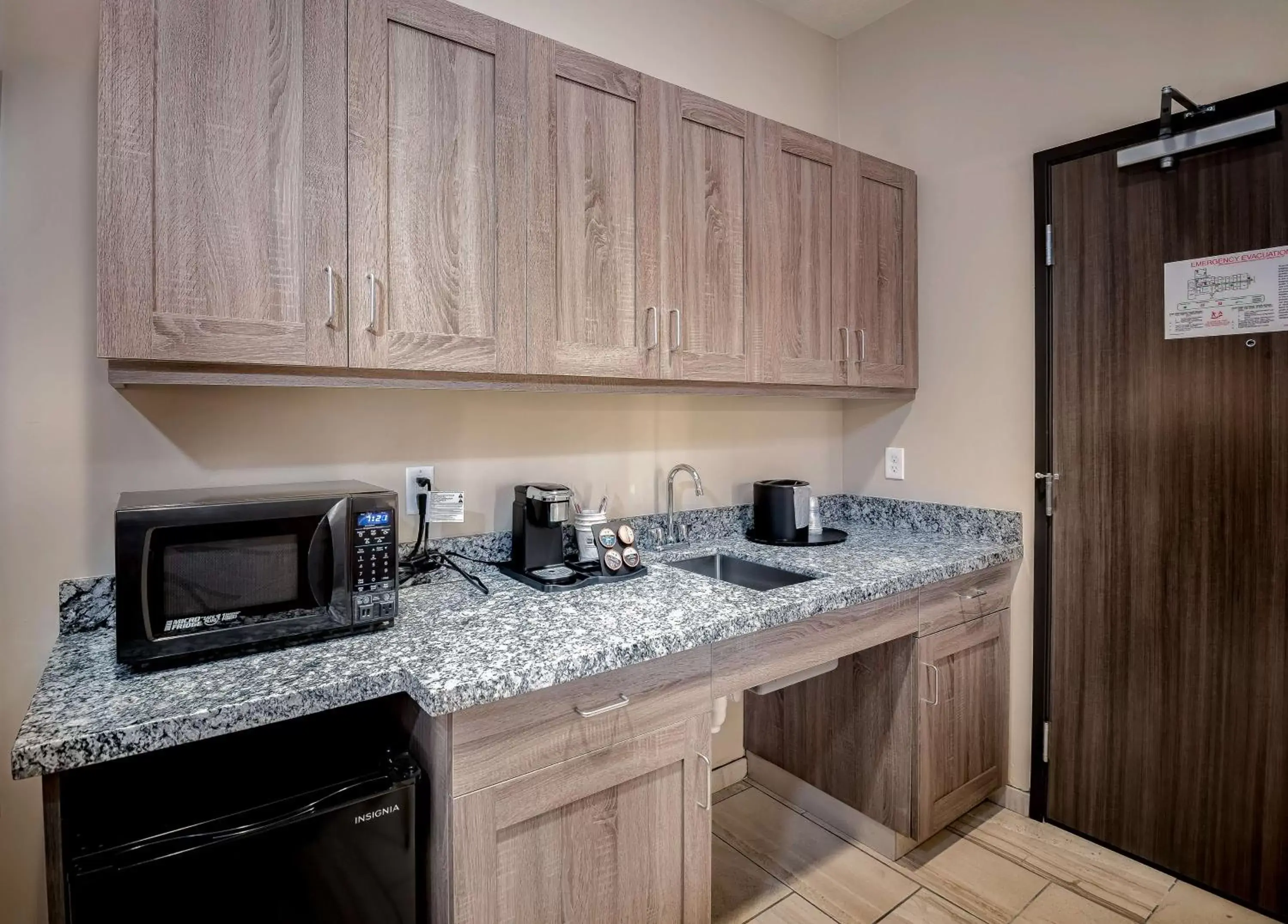 Photo of the whole room, Kitchen/Kitchenette in Best Western Plus Heber Valley Hotel