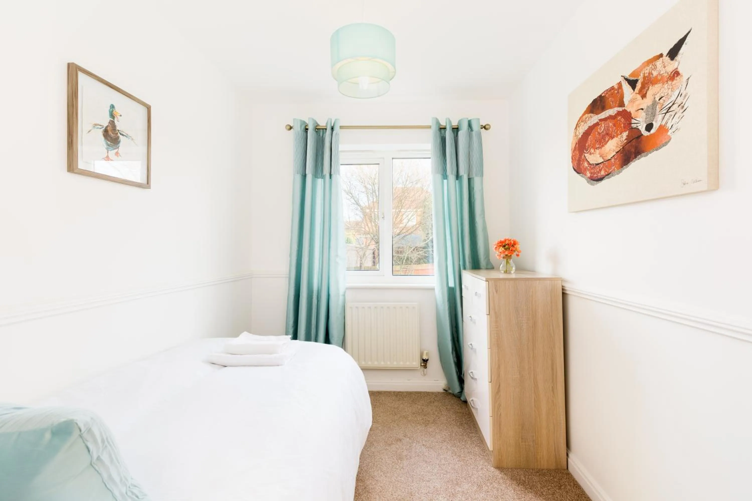 Bedroom, Bed in Drayton Manor House FREE parking