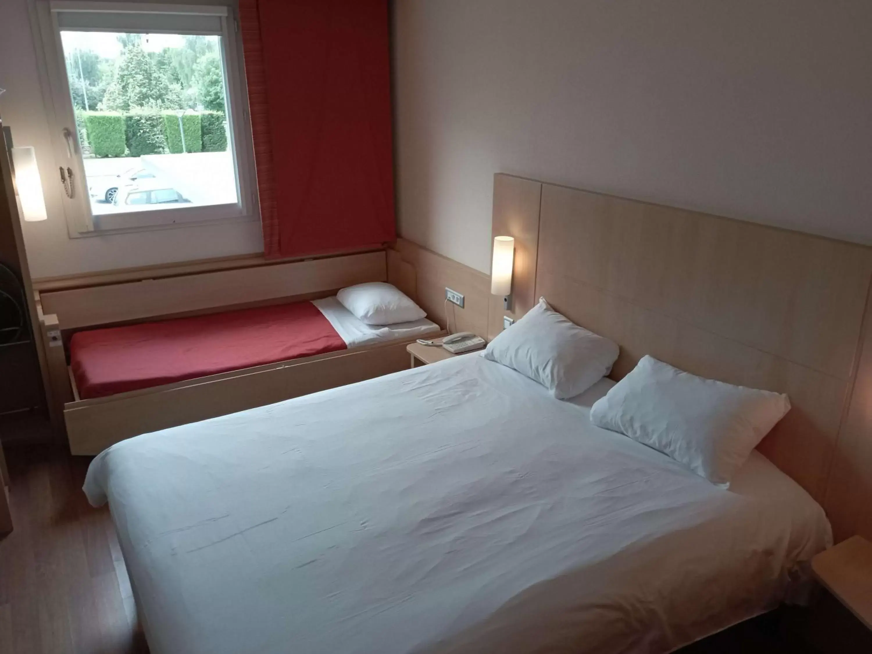 Bedroom, Bed in ibis Albert Pays de Somme