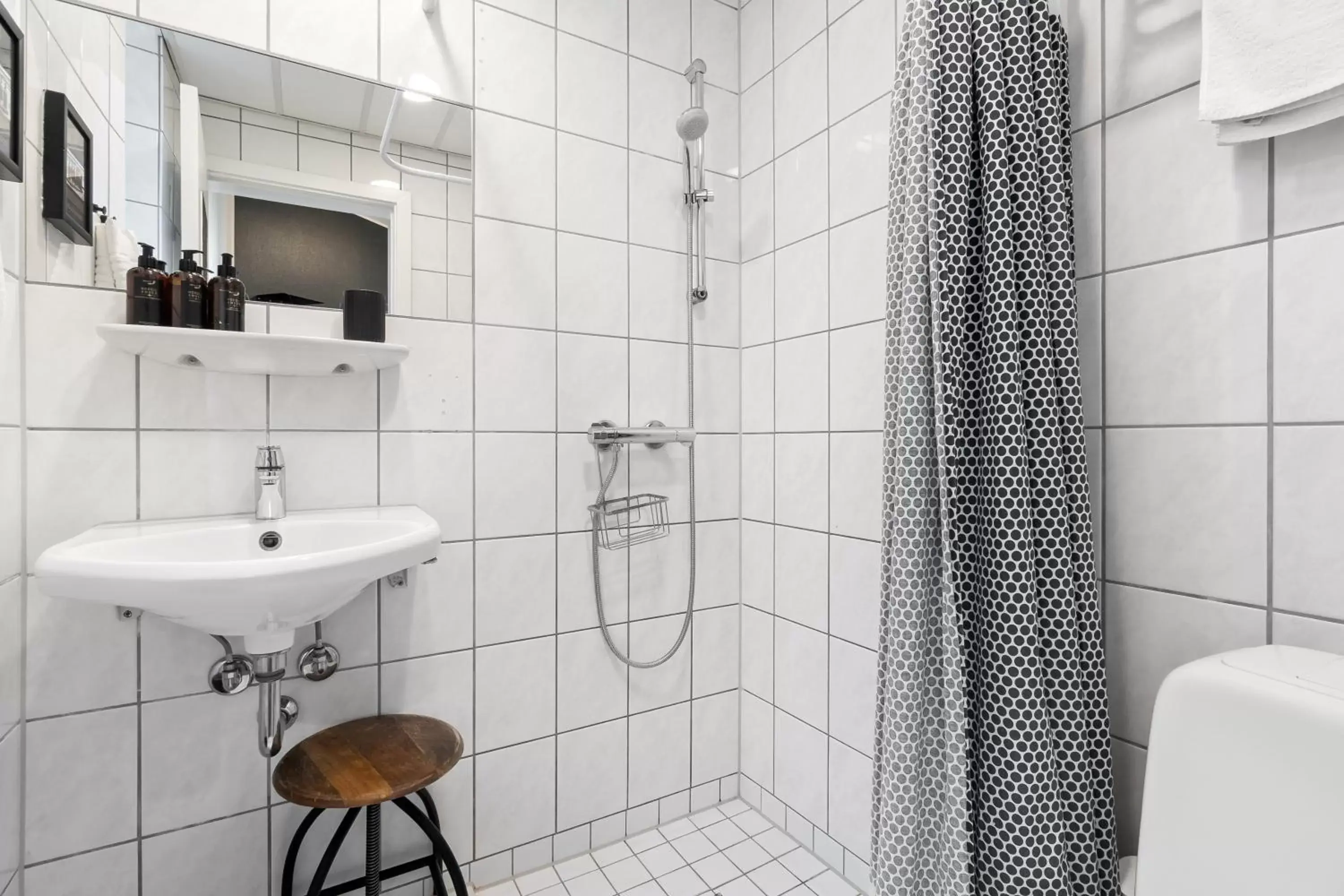Bathroom in Ibsens Hotel
