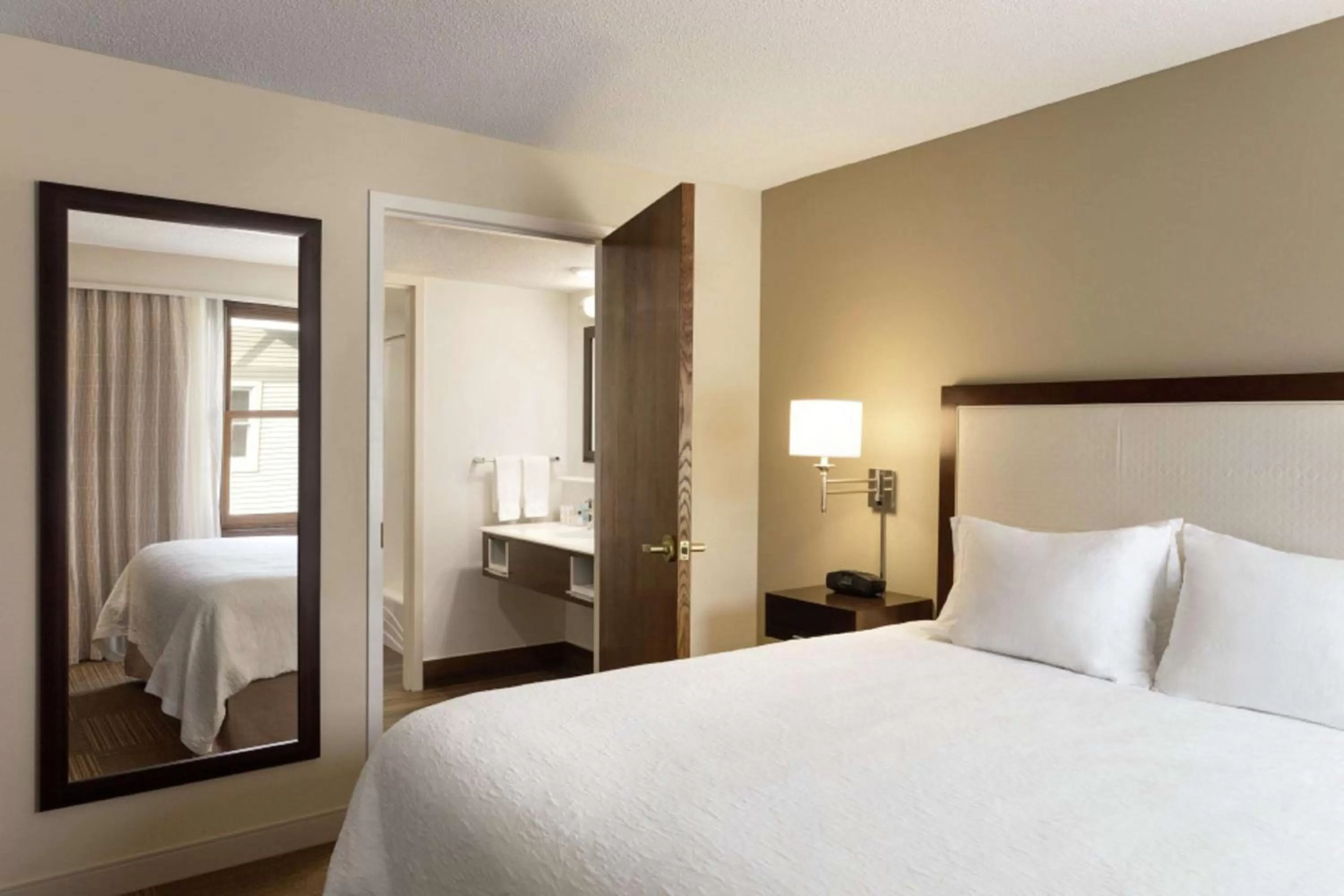 Bed in Hampton Inn and Suites Springdale