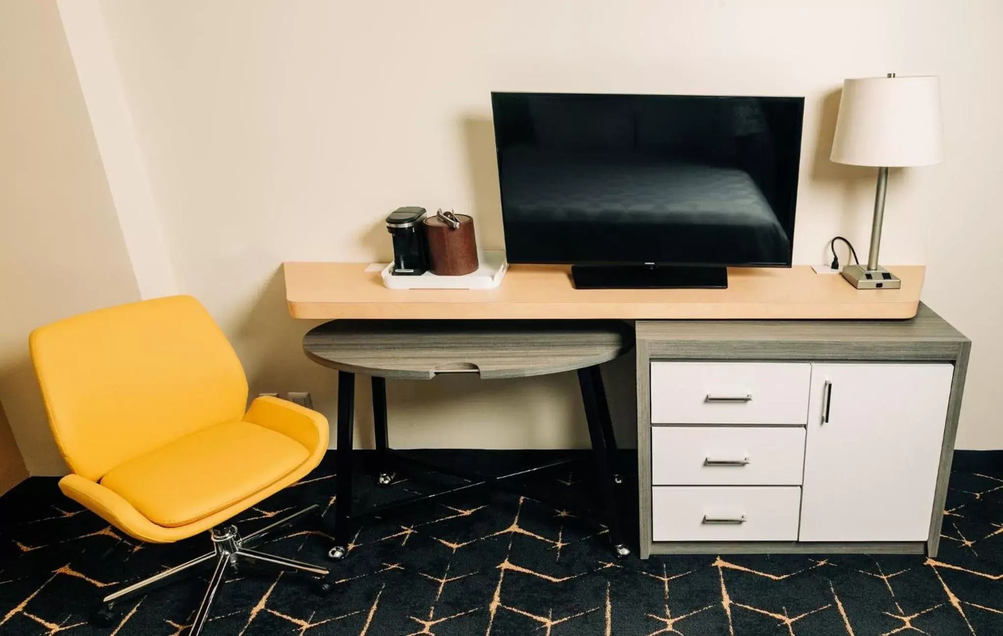 King Room - single occupancy - Mobility Access/Roll in Shower - Non-Smoking in Holiday Inn San Salvador by IHG King Room - single occupancy - Mobility Access/Roll in Shower - Non-Smoking in Holiday Inn San Salvador by IHG