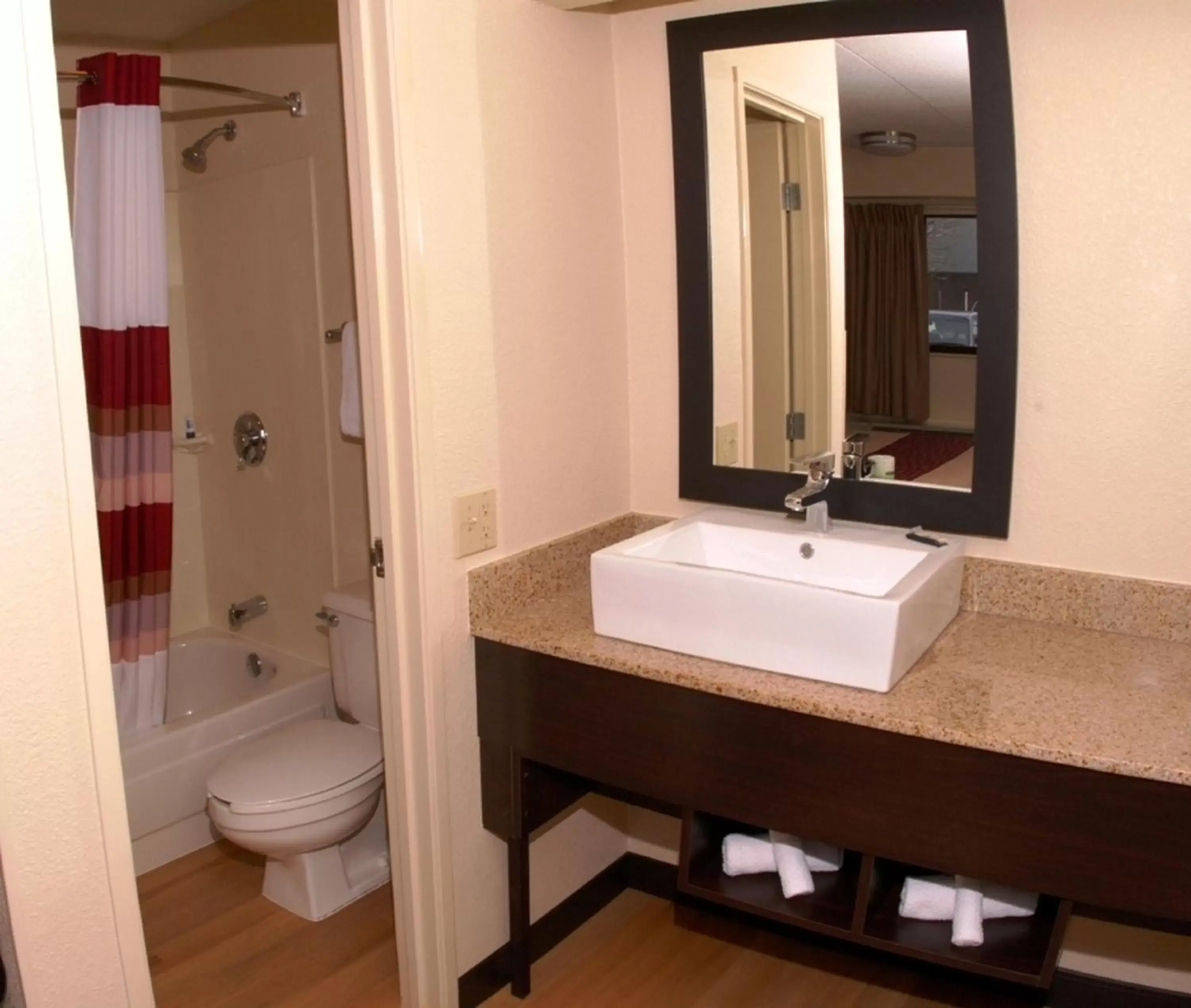 Bathroom in Red Roof Inn PLUS+ Philadelphia Airport