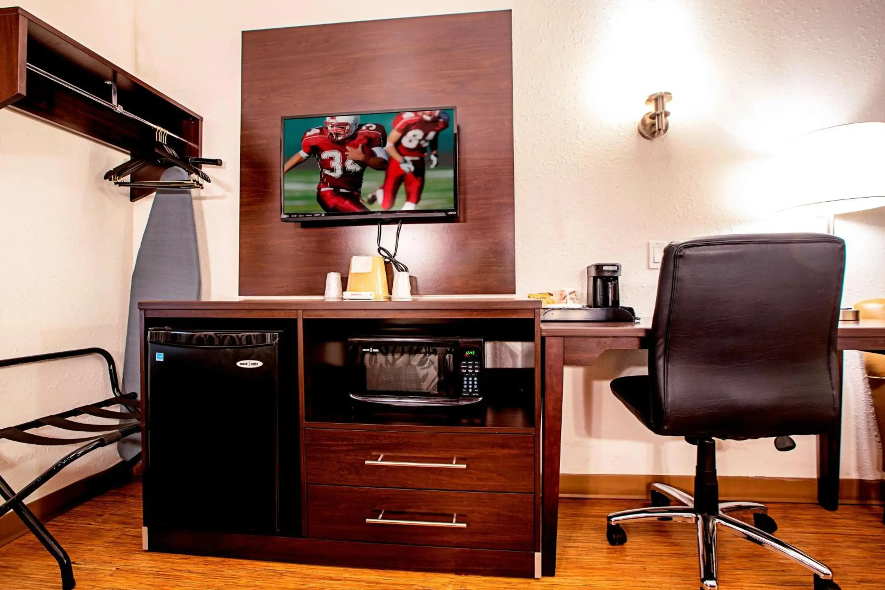 Photo of the whole room, TV/Entertainment Center in Seasons Inn Traverse City