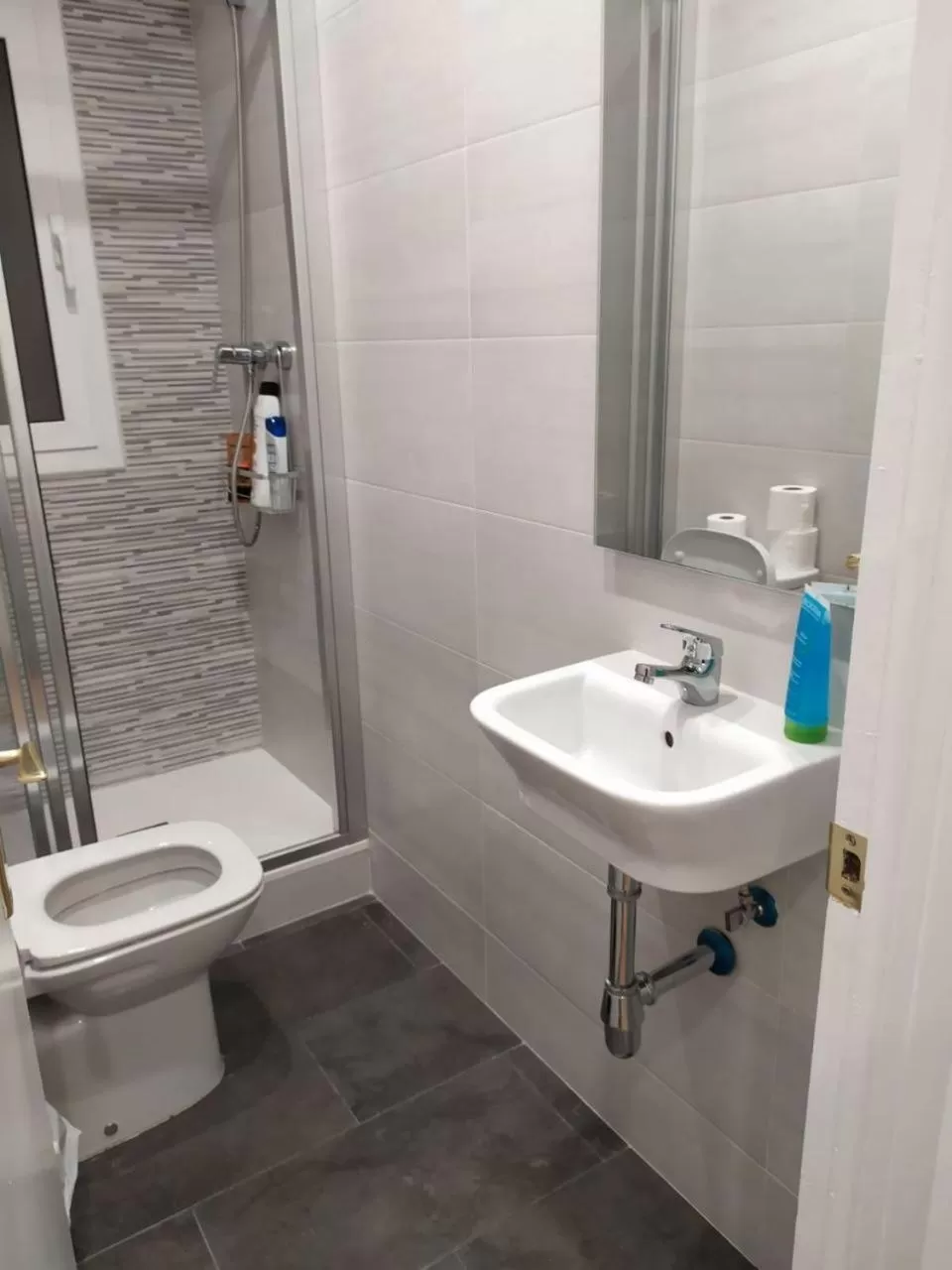 Bathroom in Rooms Arago