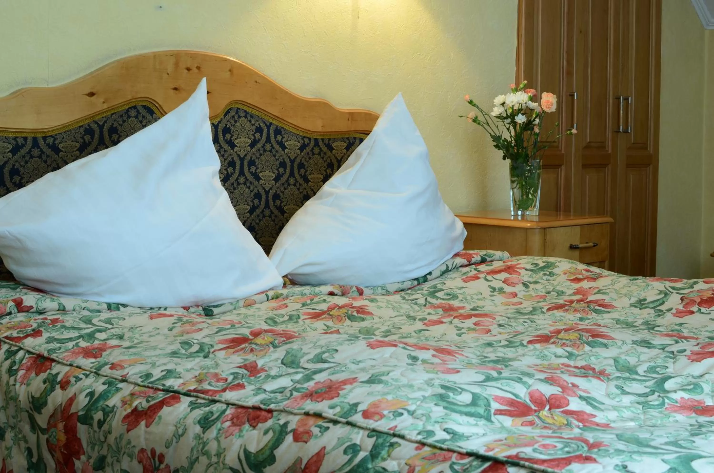 Photo of the whole room, Bed in Dedek Park - historyczny dworek w pięknym Parku Skaryszewskim obok Stadionu Narodowego