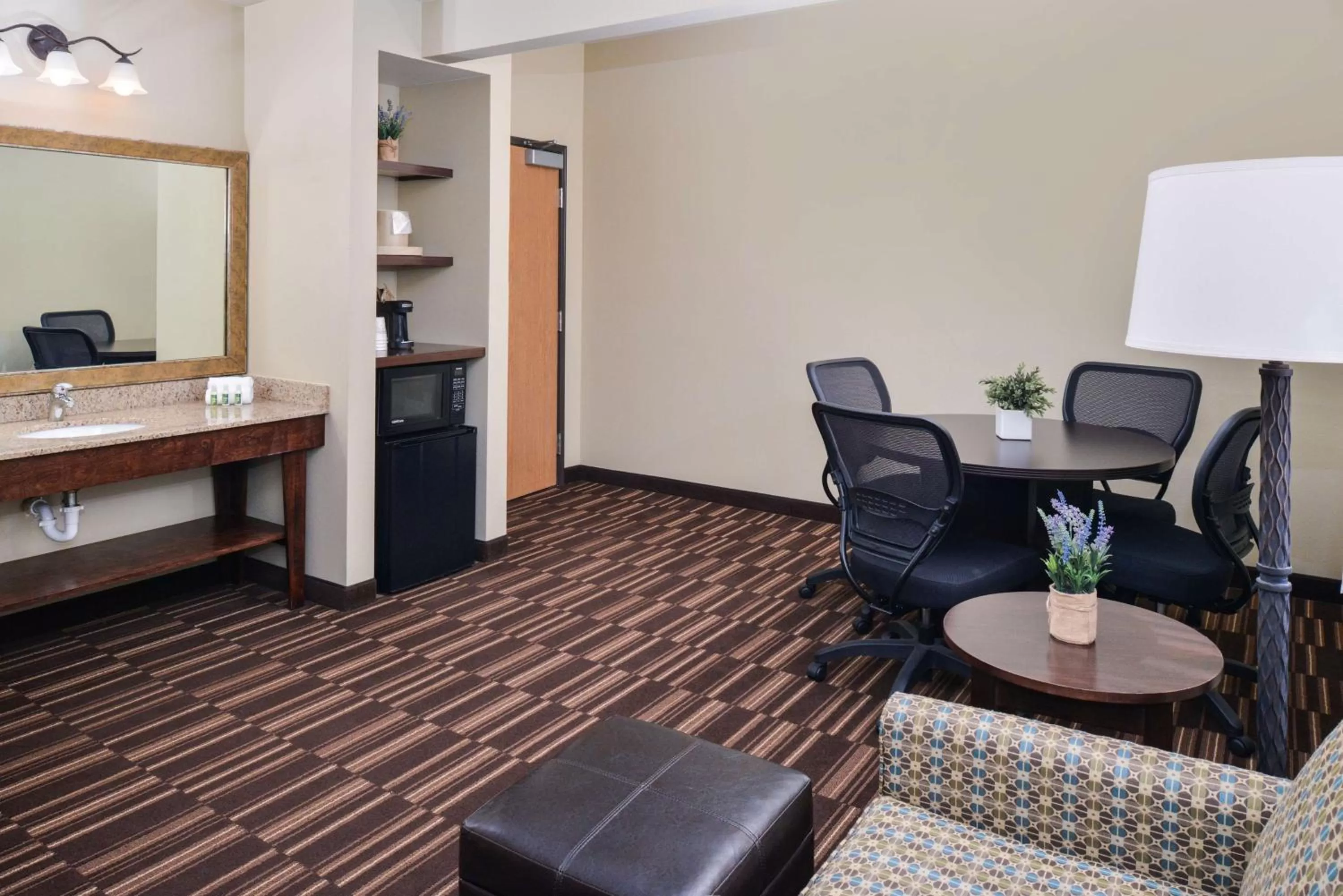 Photo of the whole room in Best Western Sundowner