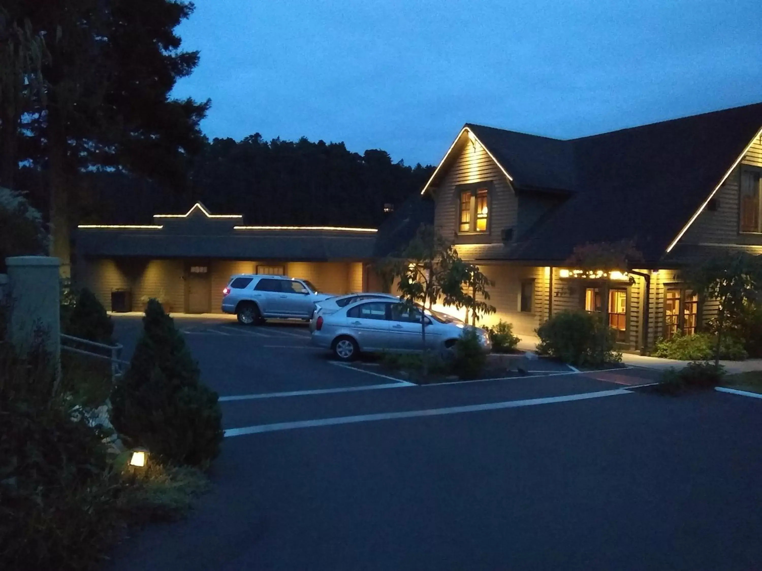 Night, Property Building in Noyo Harbor Inn