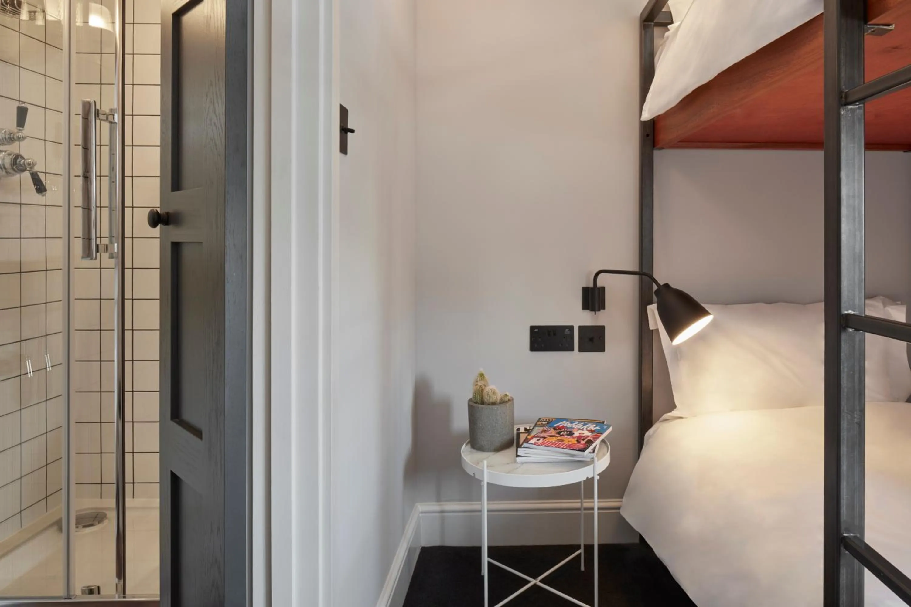 Shower, Bed in The Pilgrm