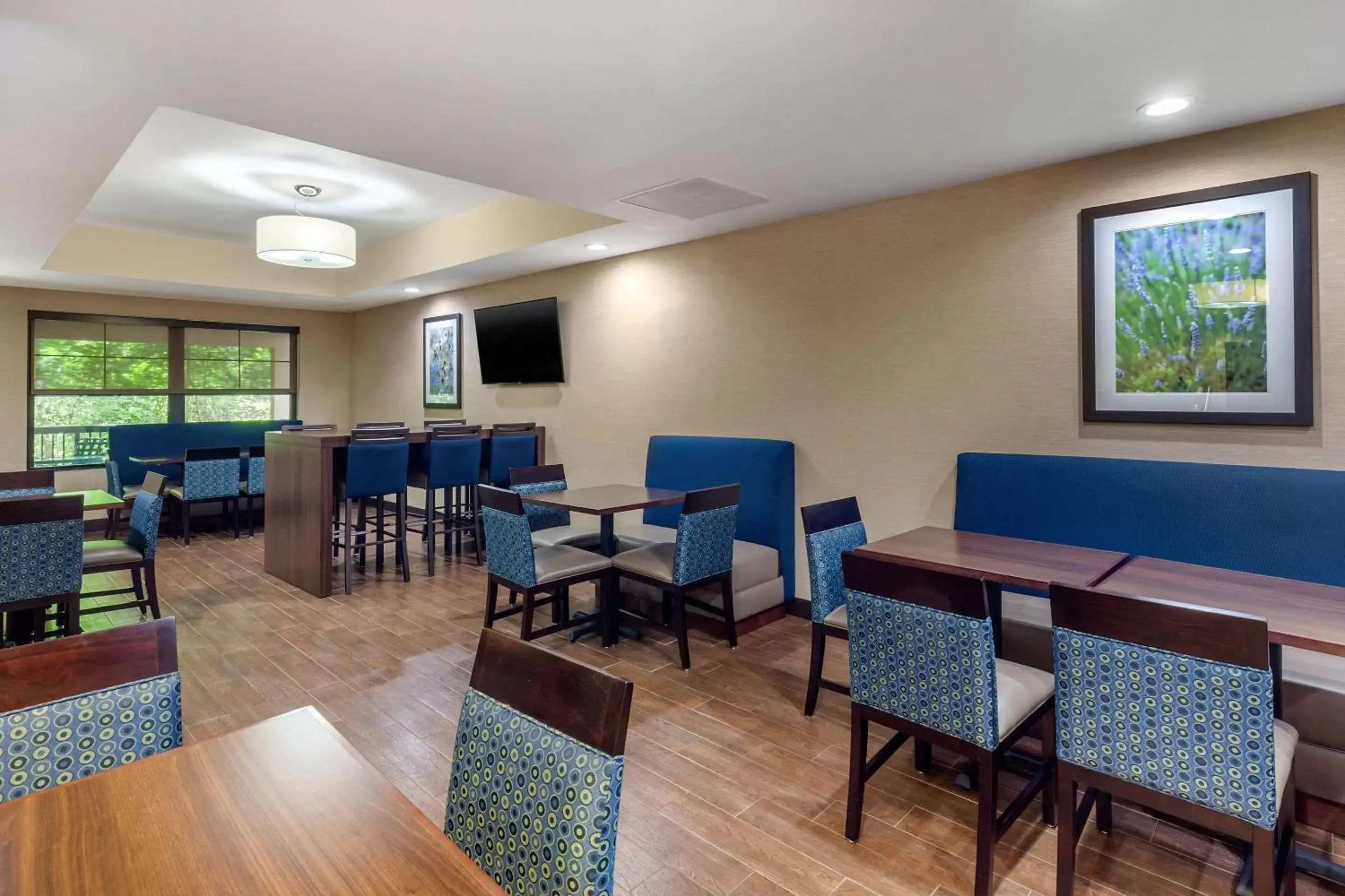 Restaurant/Places to Eat in Comfort Suites Hanes Mall