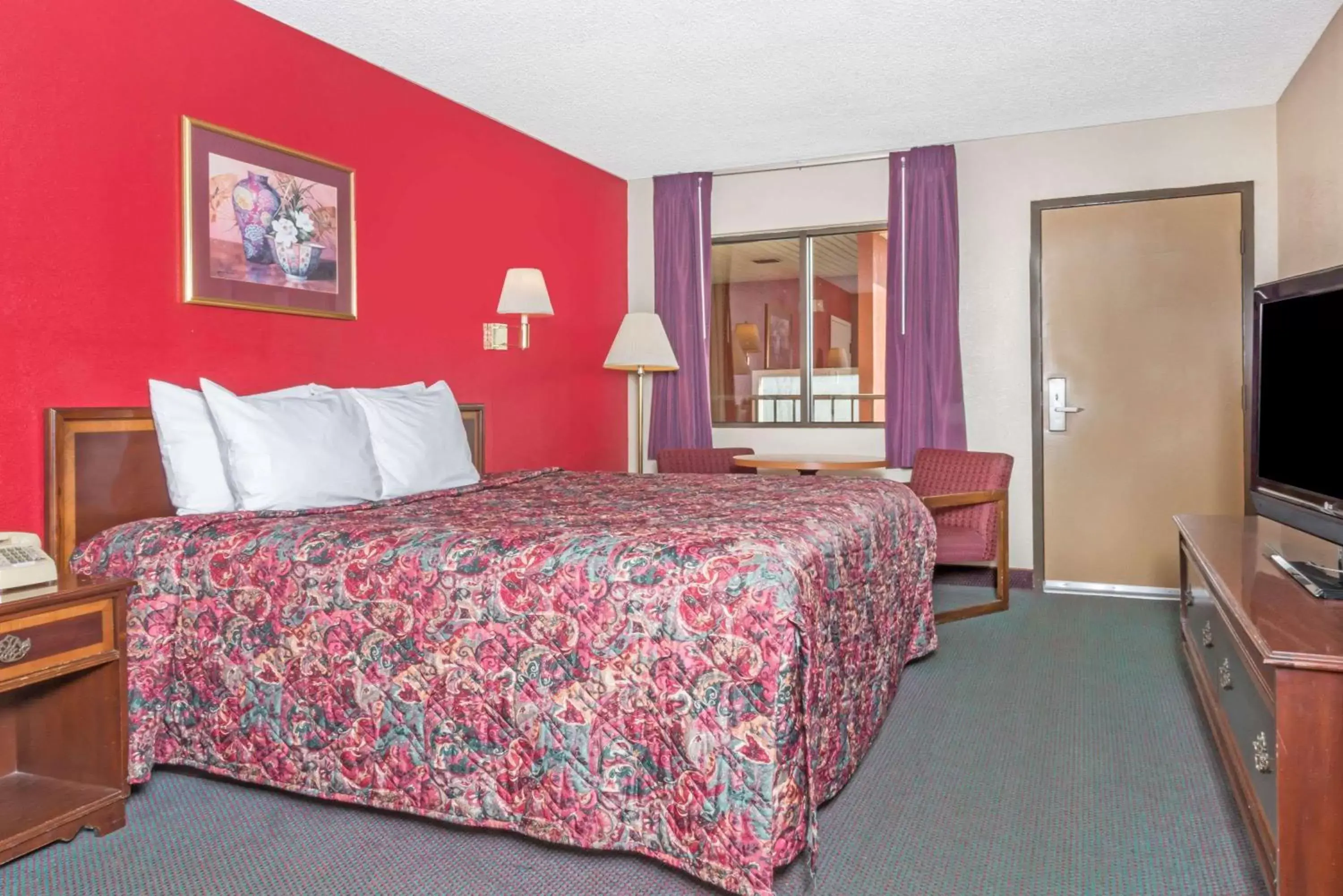 Photo of the whole room, Bed in Days Inn by Wyndham New Market