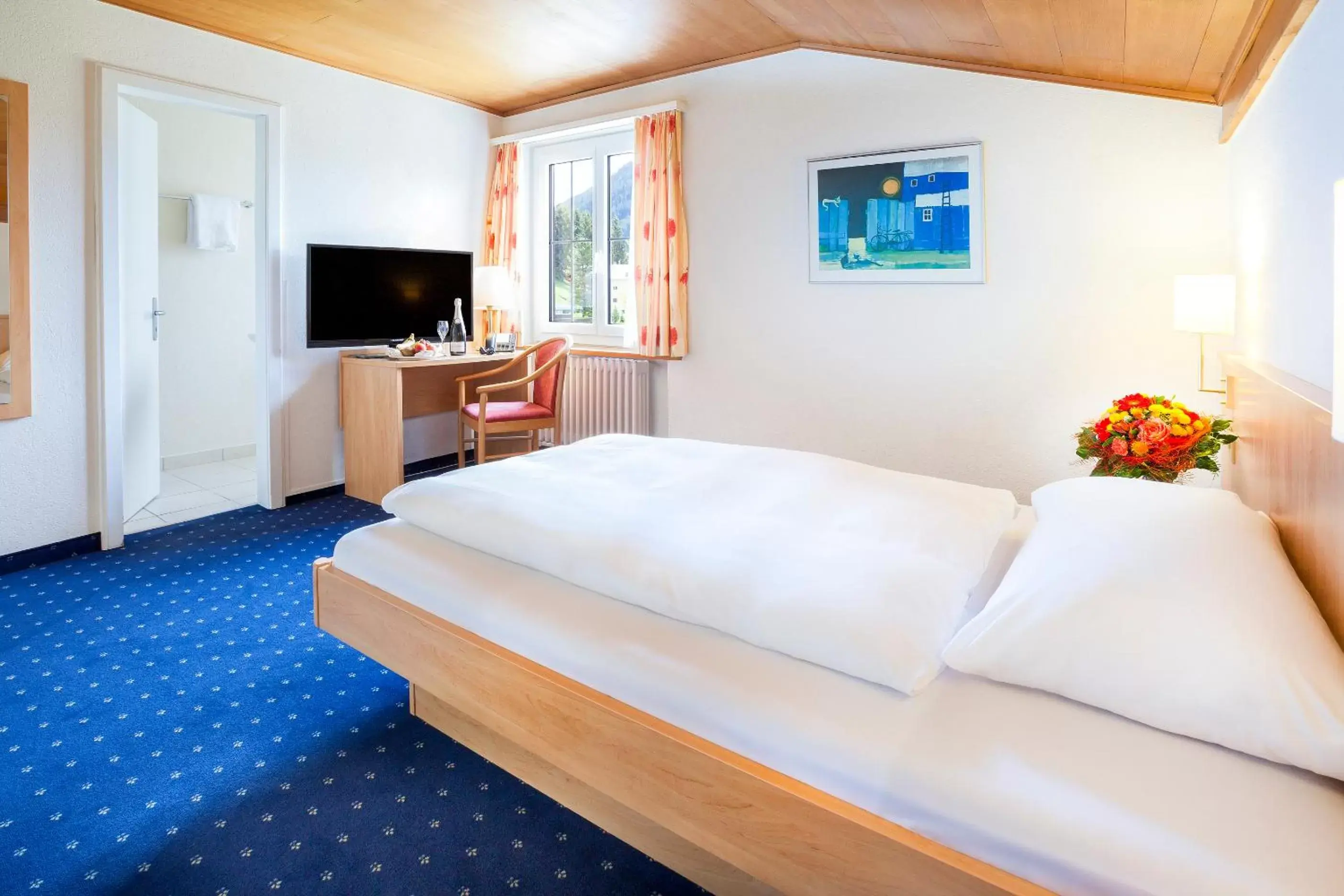 Photo of the whole room, Bed in Hotel Bünda Davos
