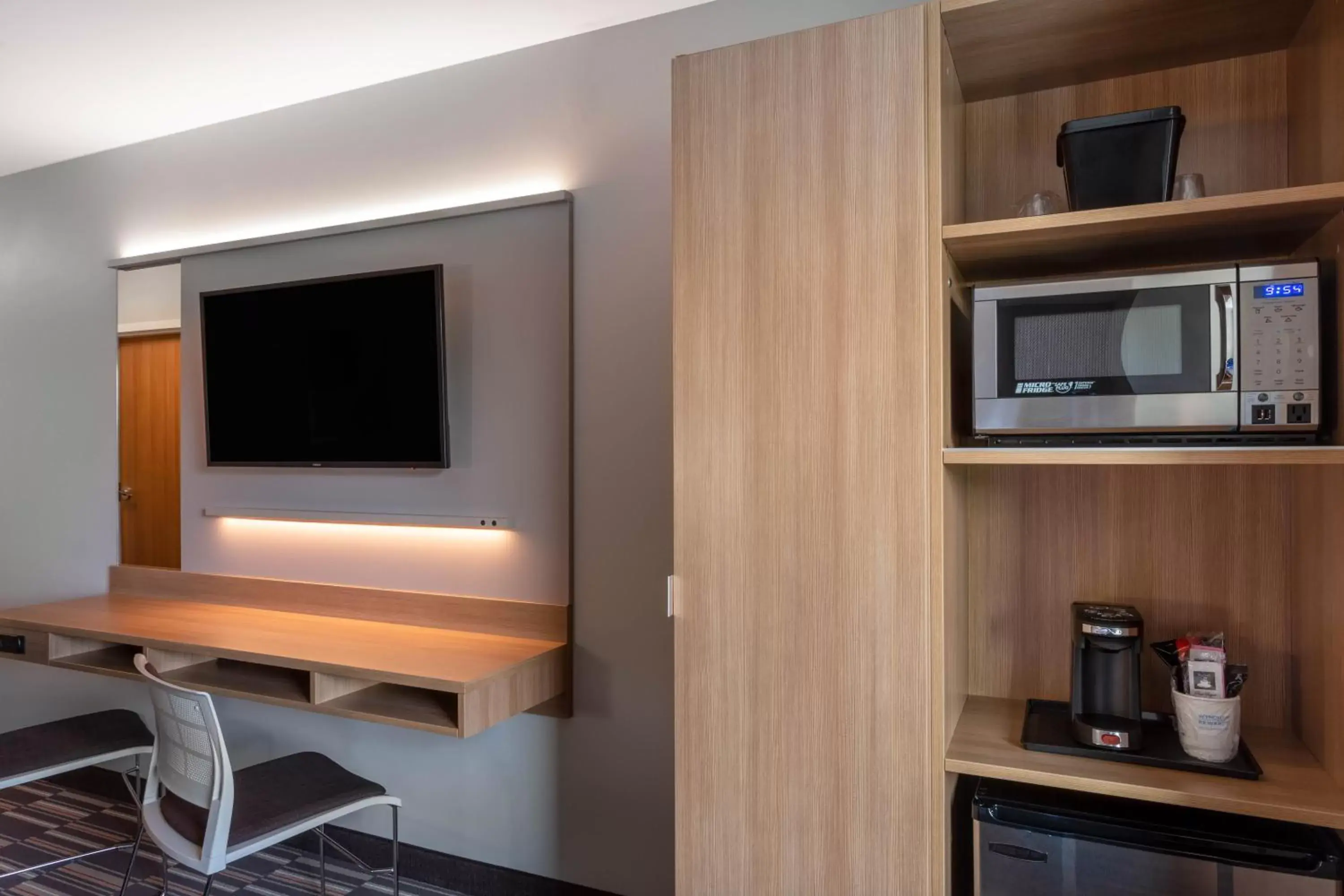 TV and multimedia, Coffee/Tea Facilities in Microtel Inn & Suites by Wyndham Amsterdam