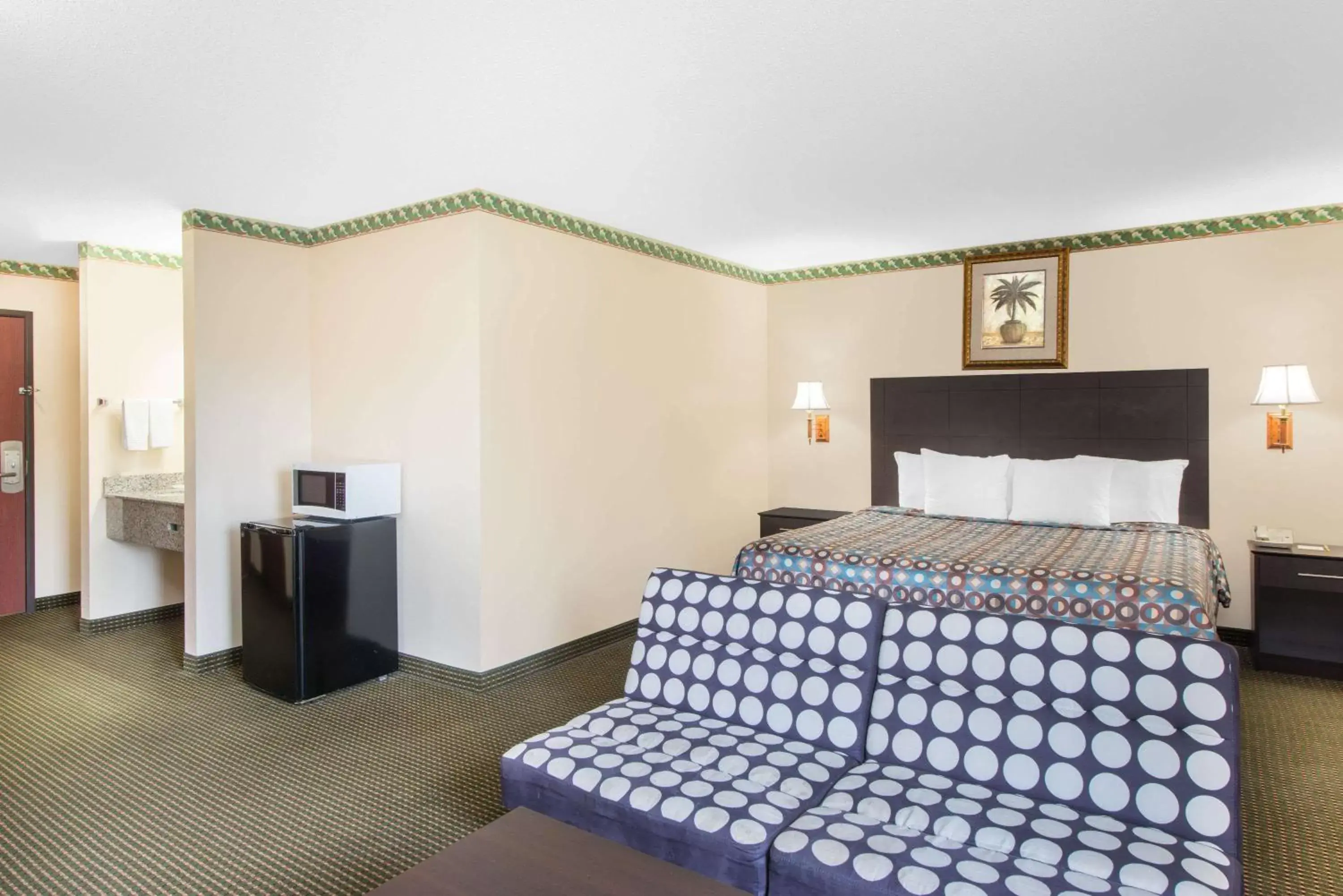 Photo of the whole room, Bed in Days Inn by Wyndham Sullivan