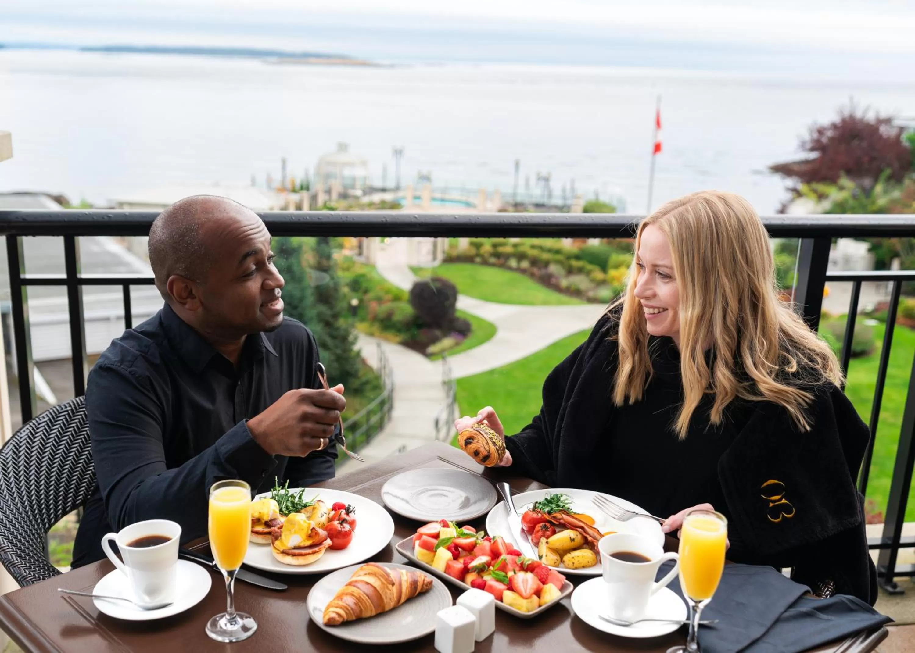 Restaurant/places to eat in Oak Bay Beach Hotel