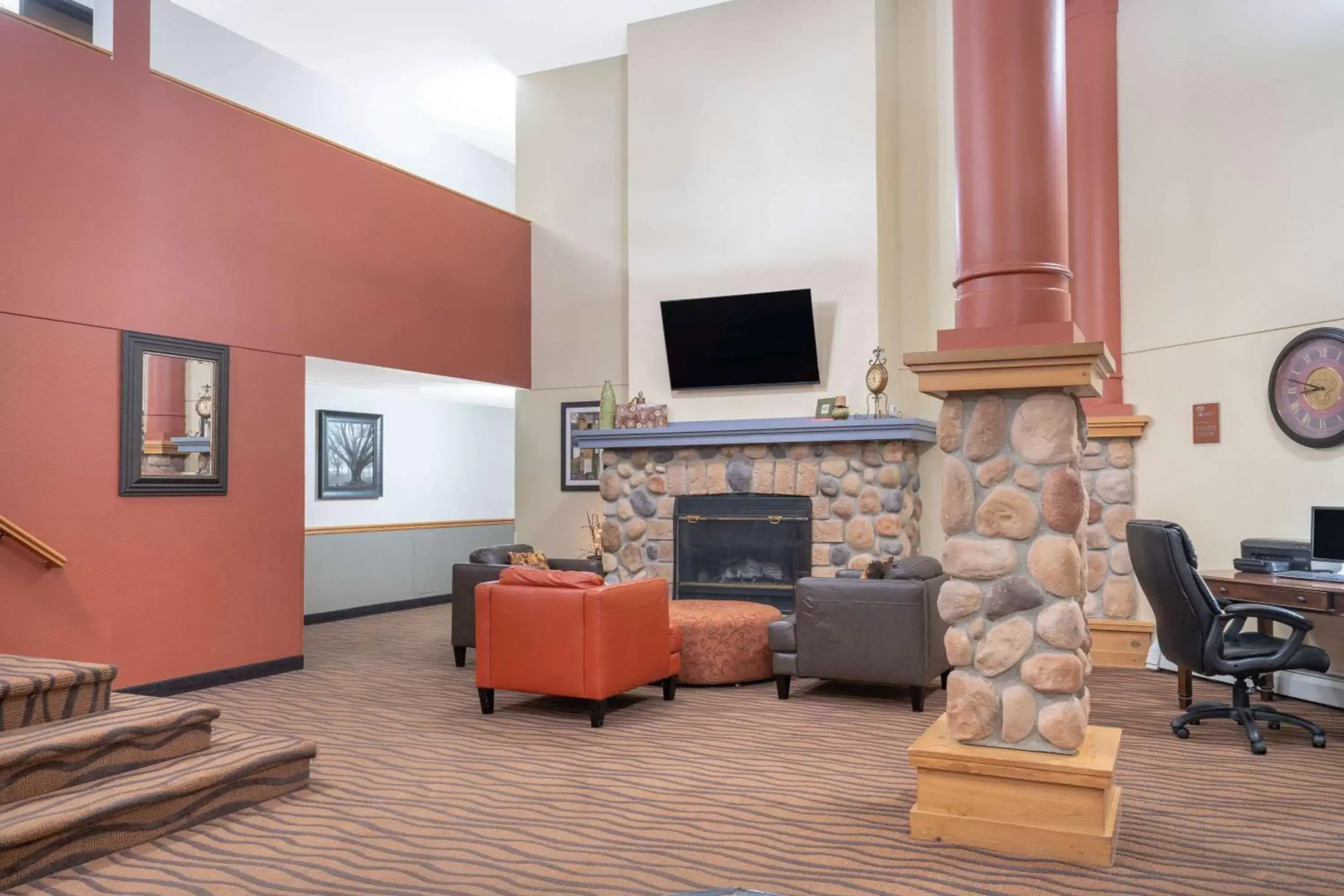 Lobby or reception, TV/Entertainment Center in AmericInn by Wyndham Rogers
