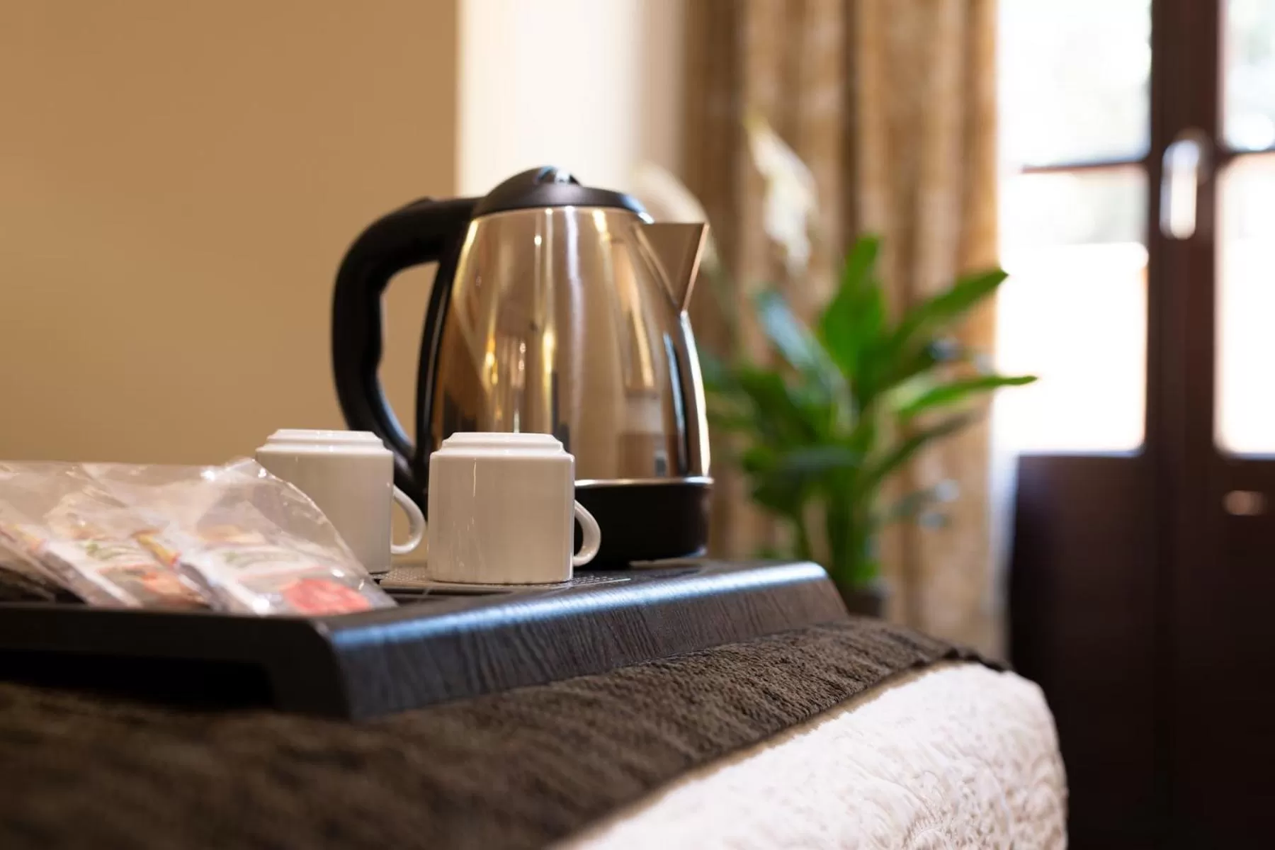 Coffee/tea facilities, Bed in Hotel San Juan de los Reyes