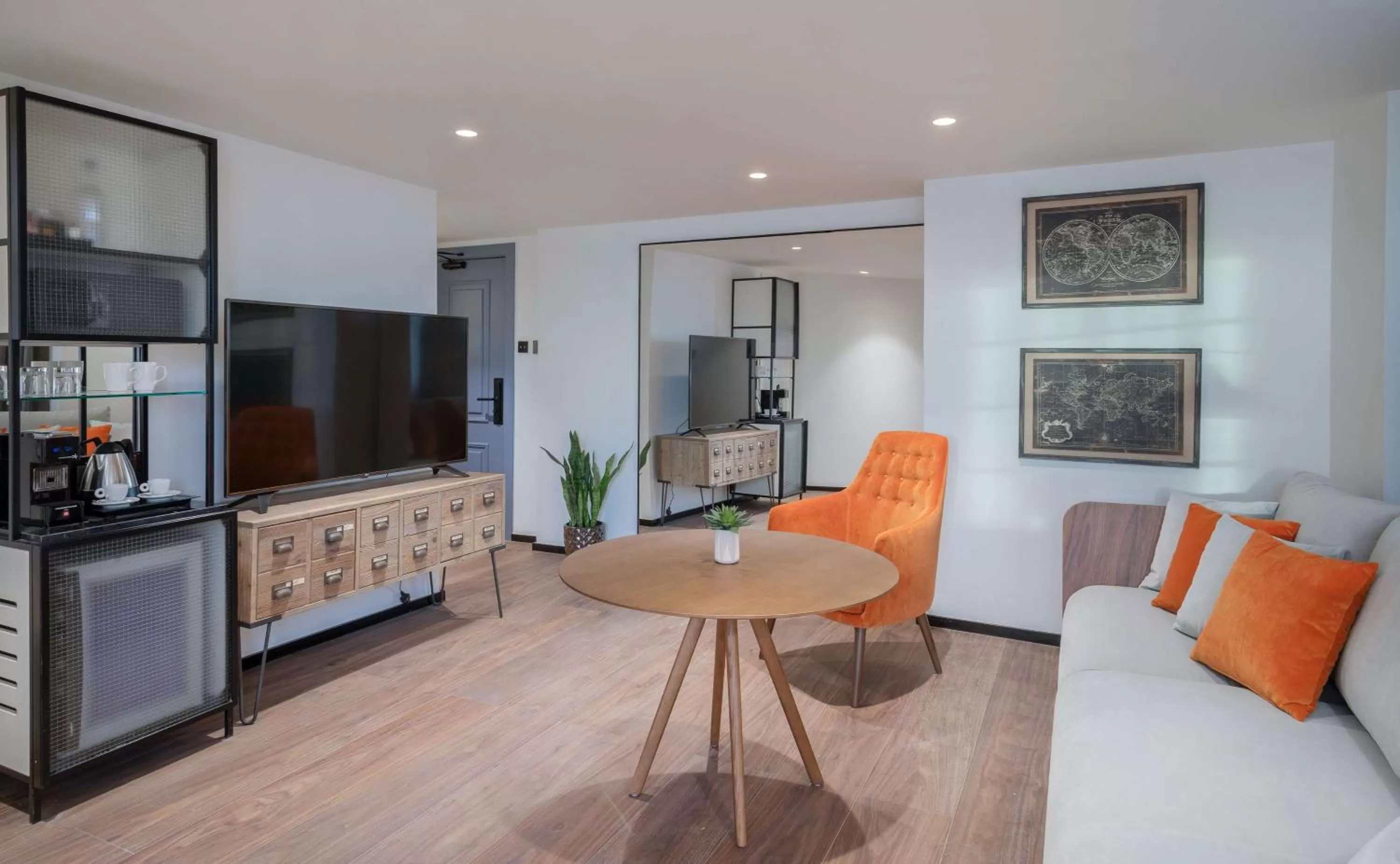 Photo of the whole room in Melia White House Hotel