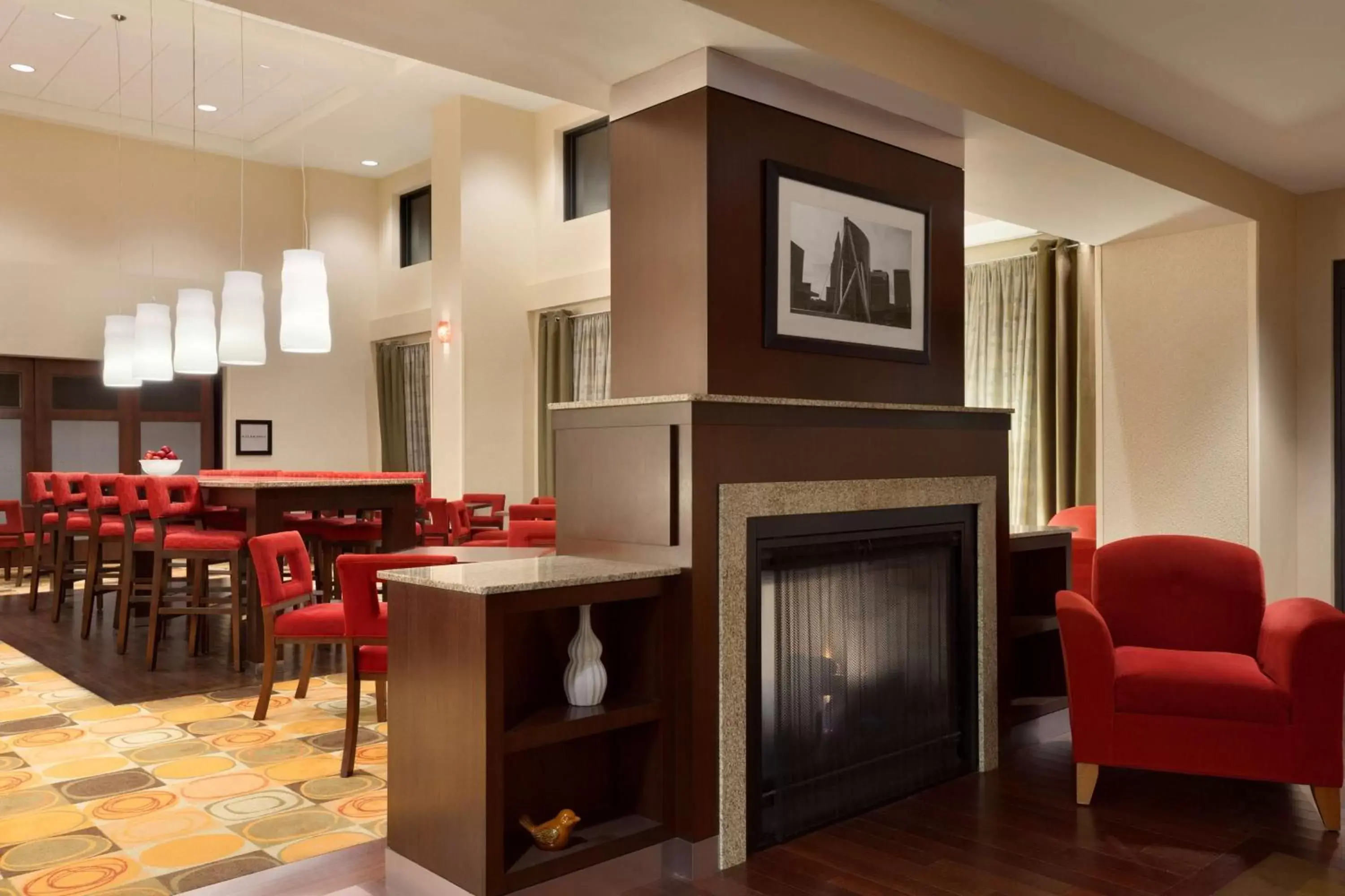 Lobby or reception, Lounge/Bar in Hampton Inn & Suites East Hartford