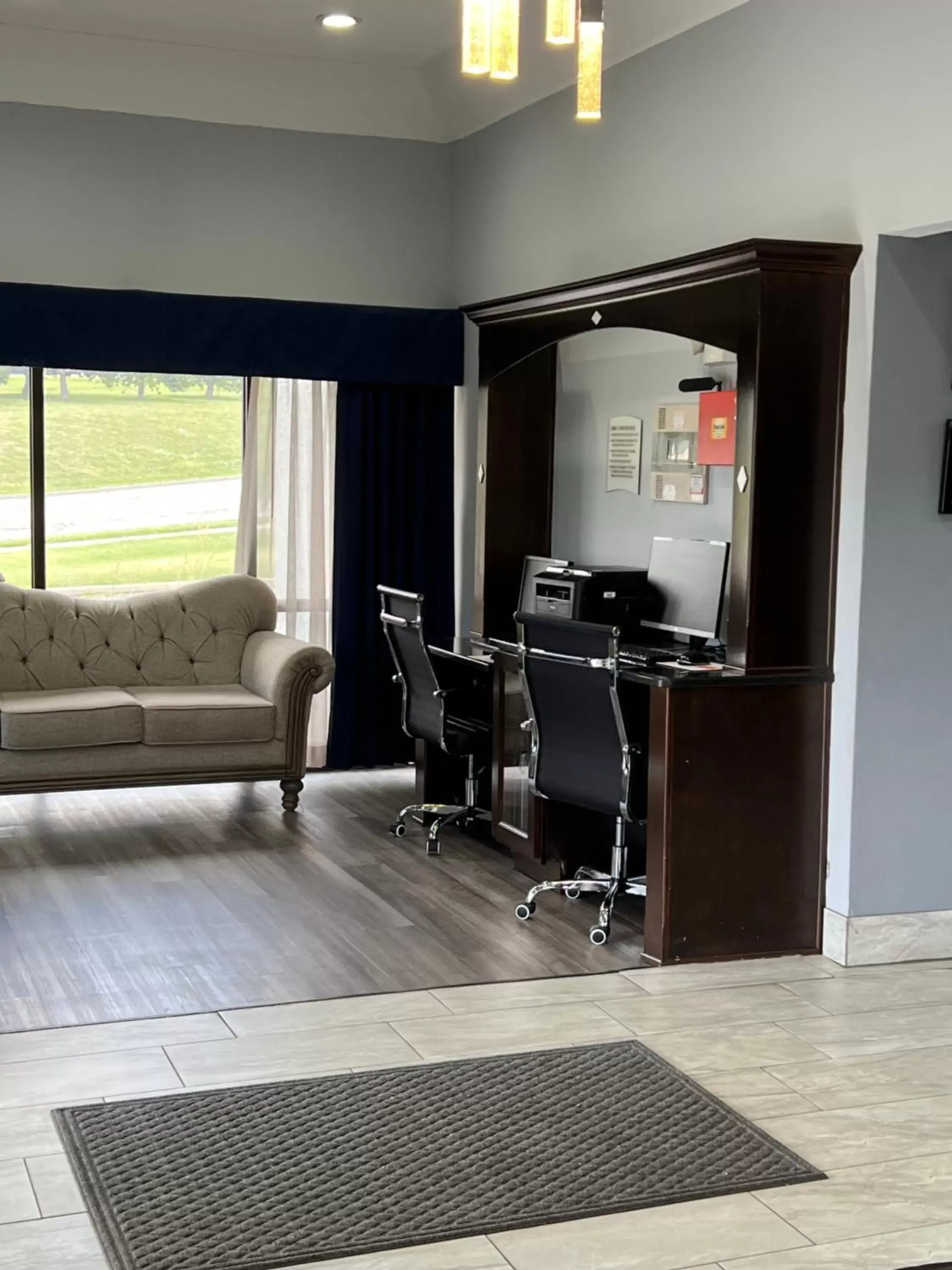 Seating Area in Quality Inn Merriam Kansas City